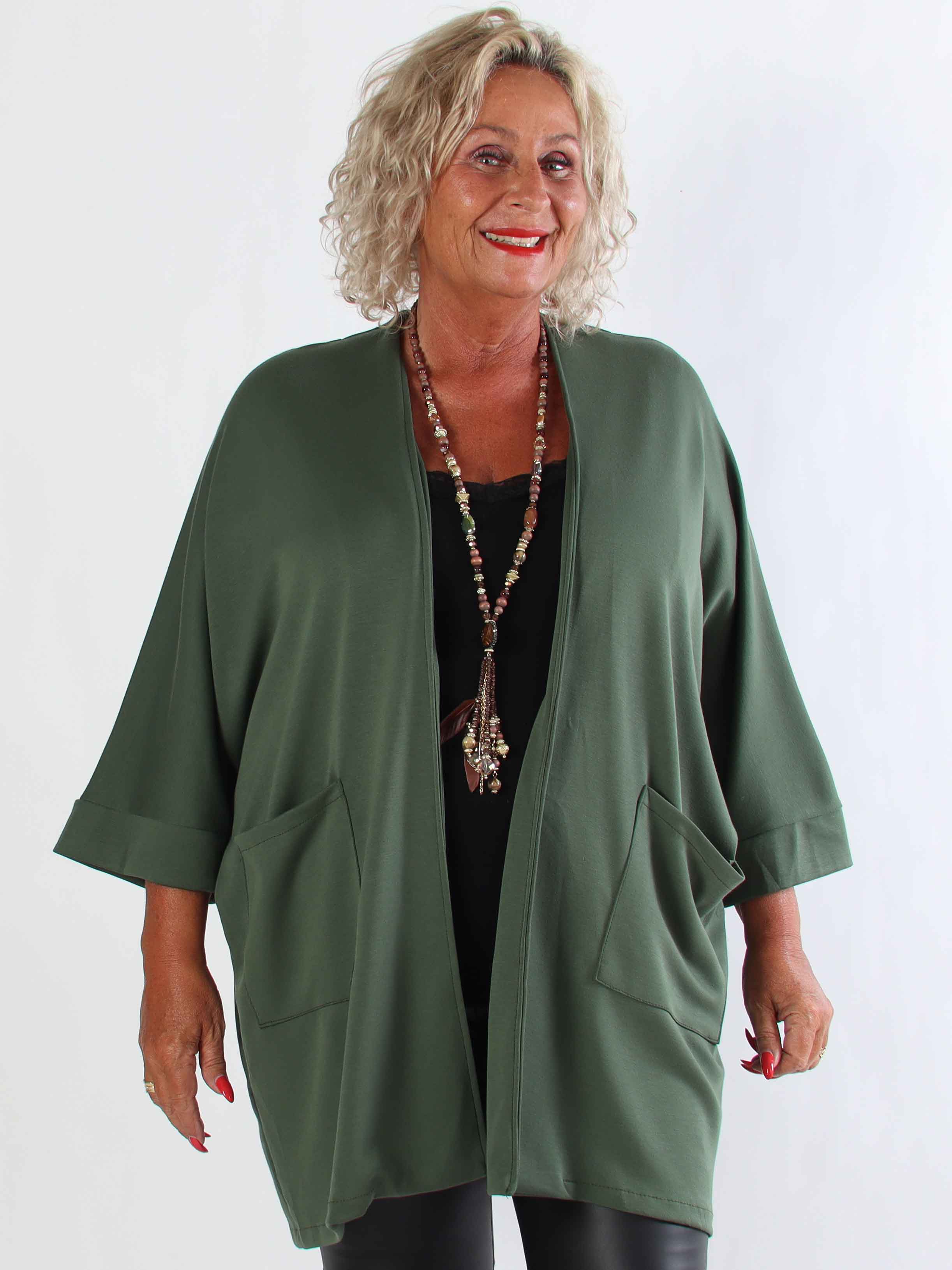 Annah Cardigan - Mjuk plus size kofta med tydliga sömmar och fickor