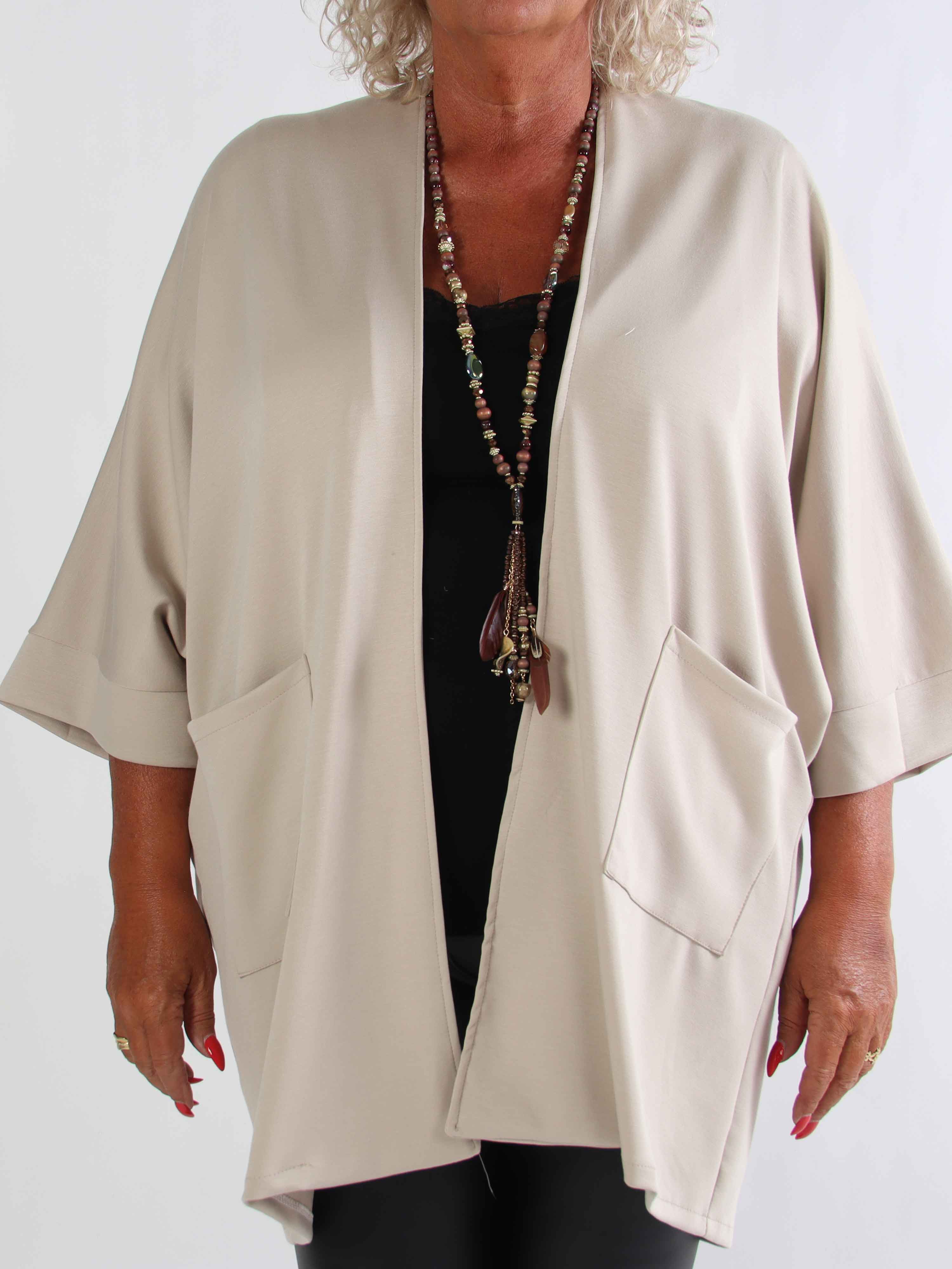 Annah Cardigan - Mjuk plus size kofta med tydliga sömmar och fickor