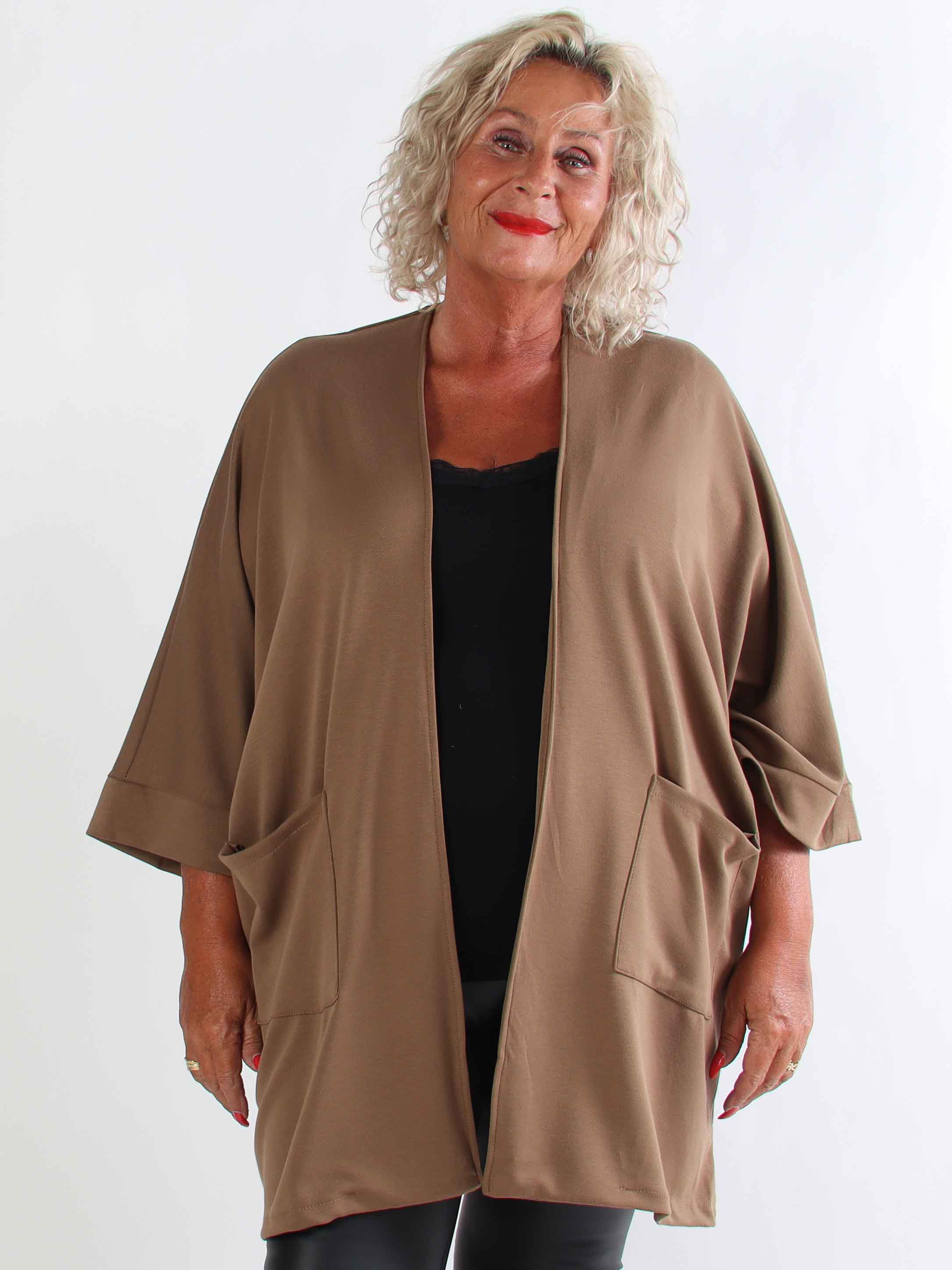 Annah Cardigan - Mjuk plus size kofta med tydliga sömmar och fickor