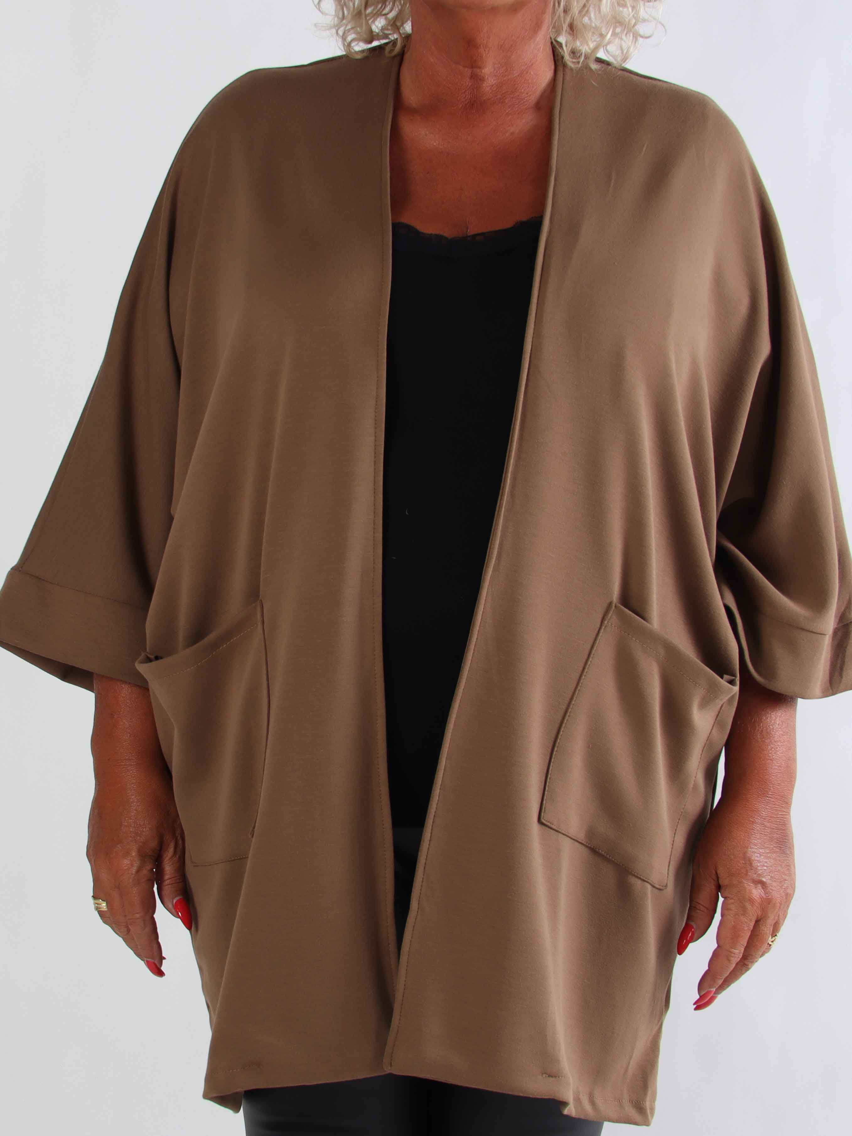 Annah Cardigan - Mjuk plus size kofta med tydliga sömmar och fickor