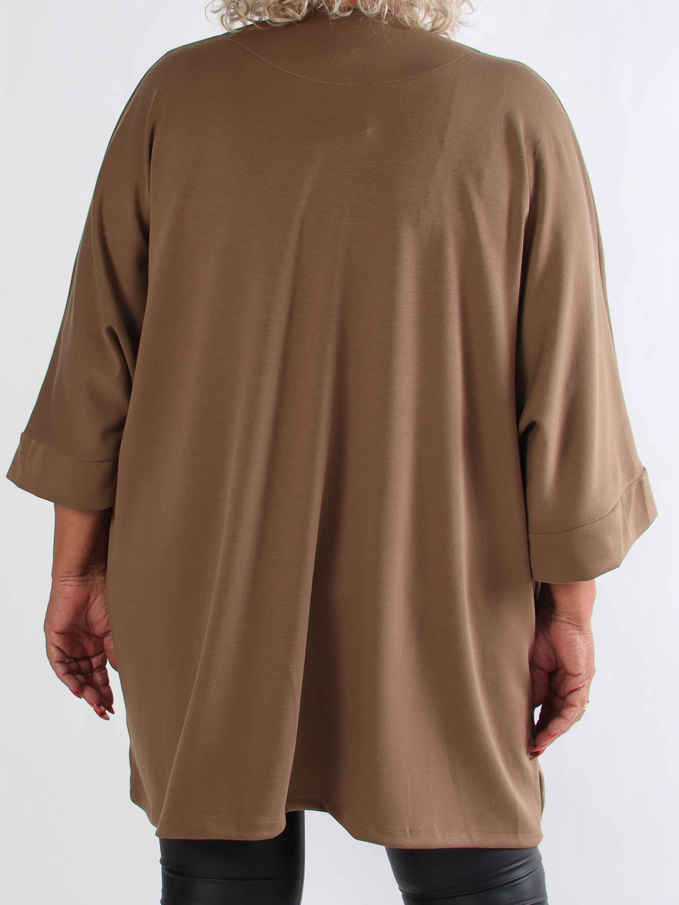 Annah Cardigan - Mjuk plus size kofta med tydliga sömmar och fickor