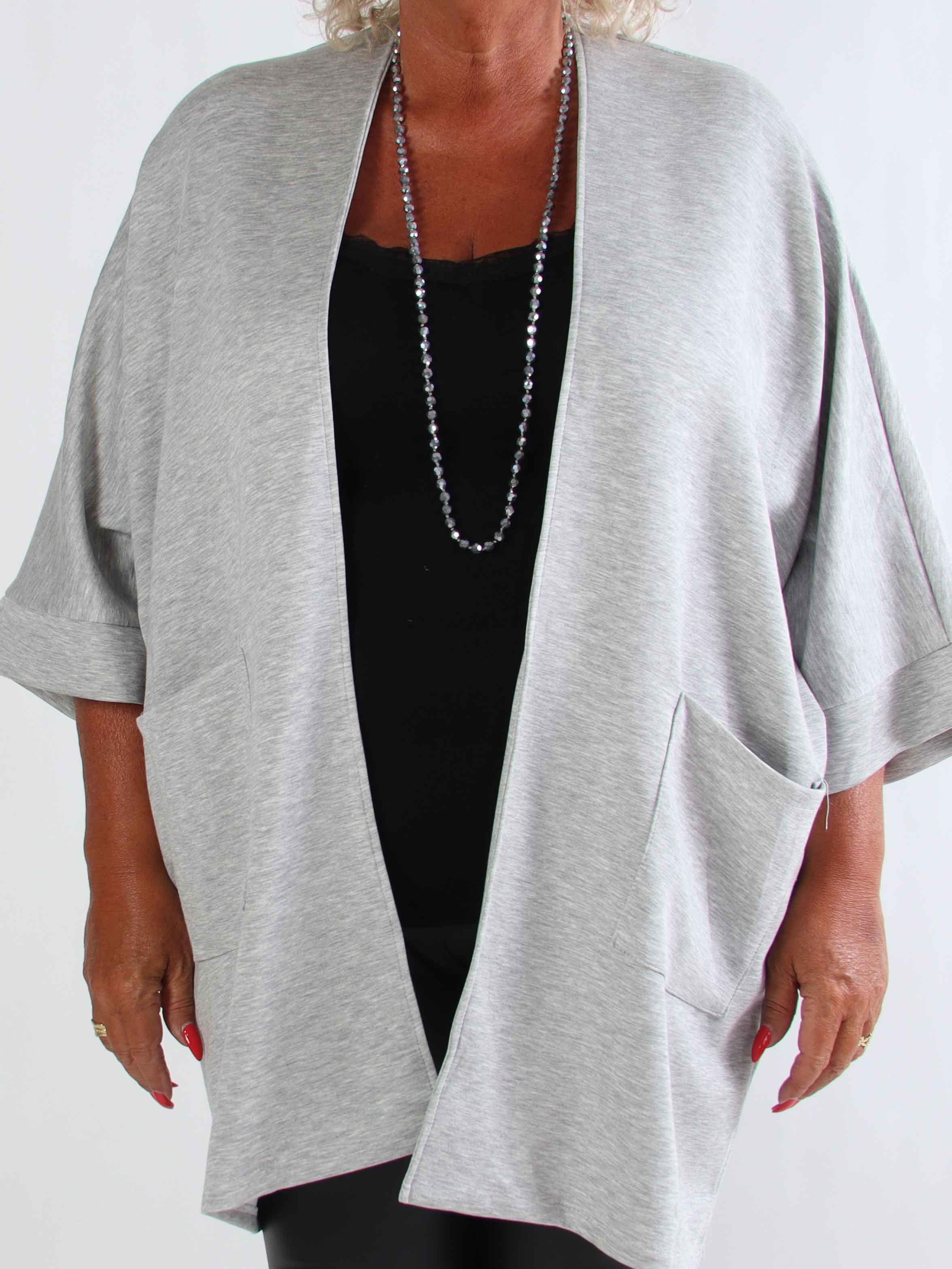 Annah Cardigan - Mjuk plus size kofta med tydliga sömmar och fickor