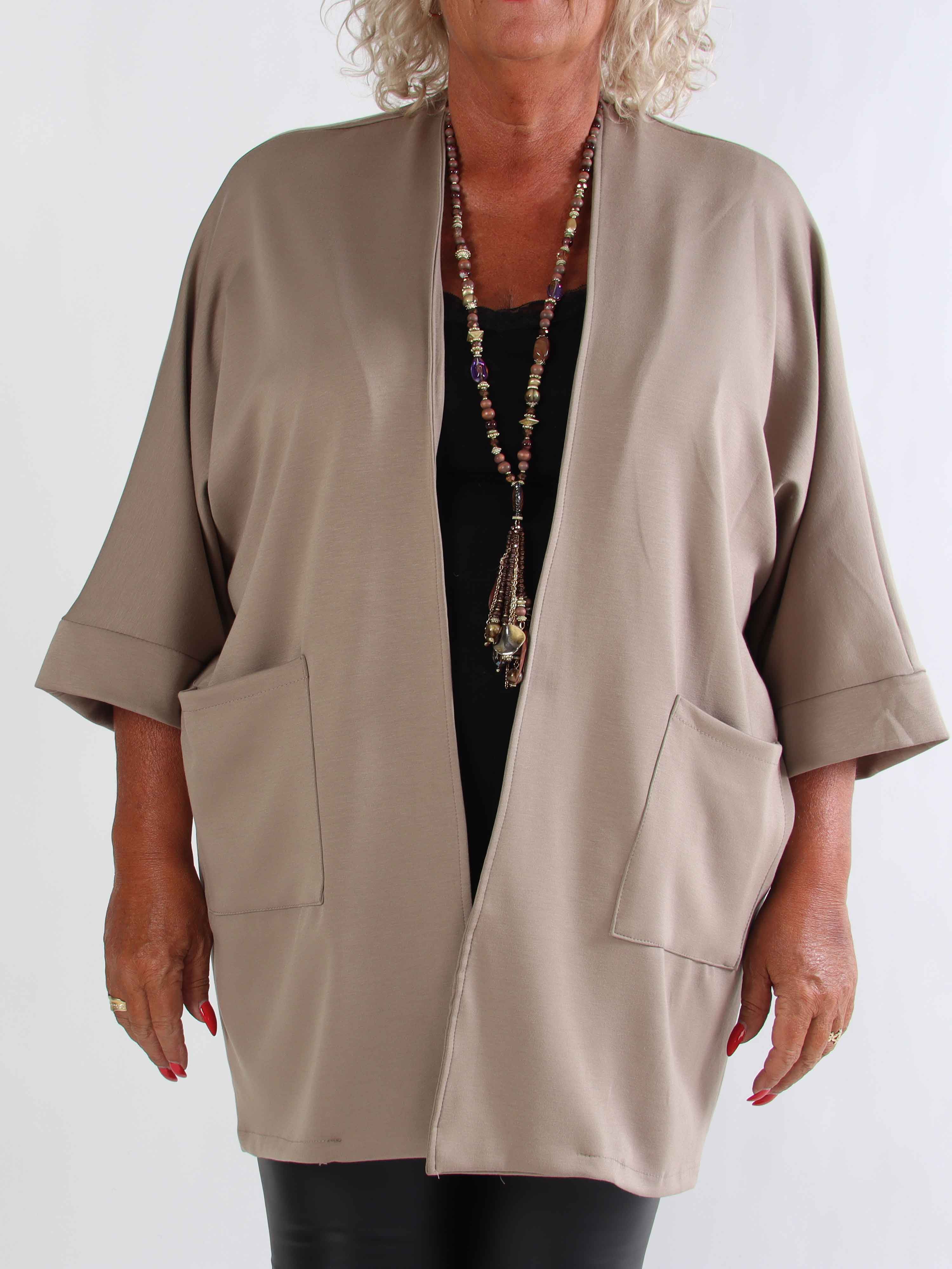 Annah Cardigan - Mjuk plus size kofta med tydliga sömmar och fickor