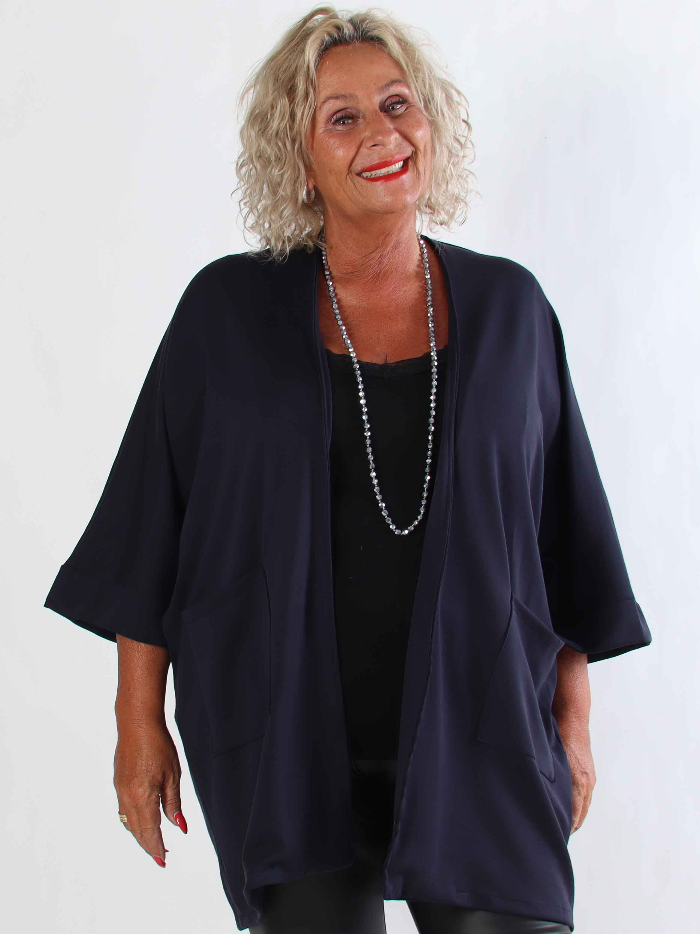 Annah Cardigan - Mjuk plus size kofta med tydliga sömmar och fickor