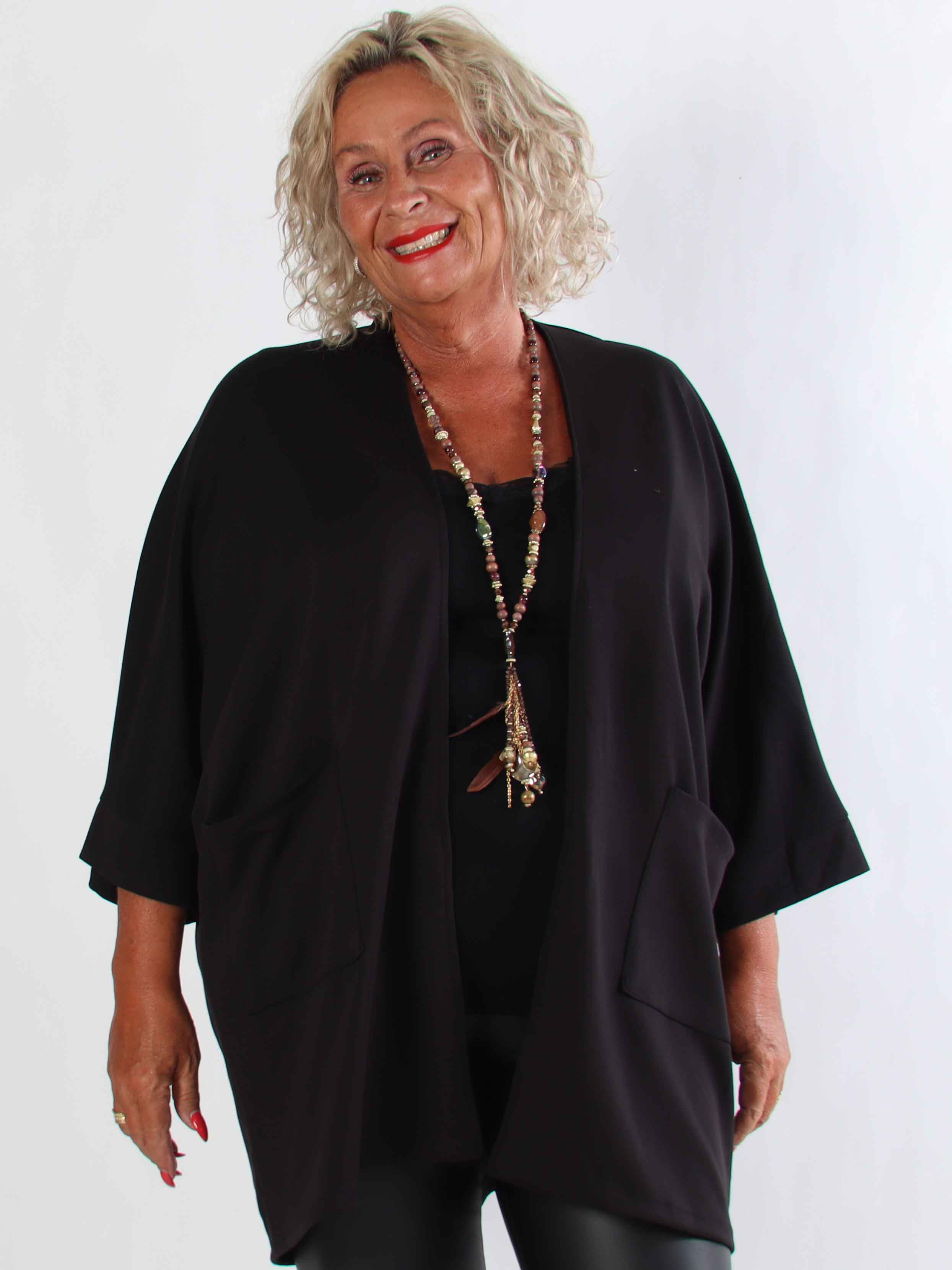 Annah Cardigan - Mjuk plus size kofta med tydliga sömmar och fickor