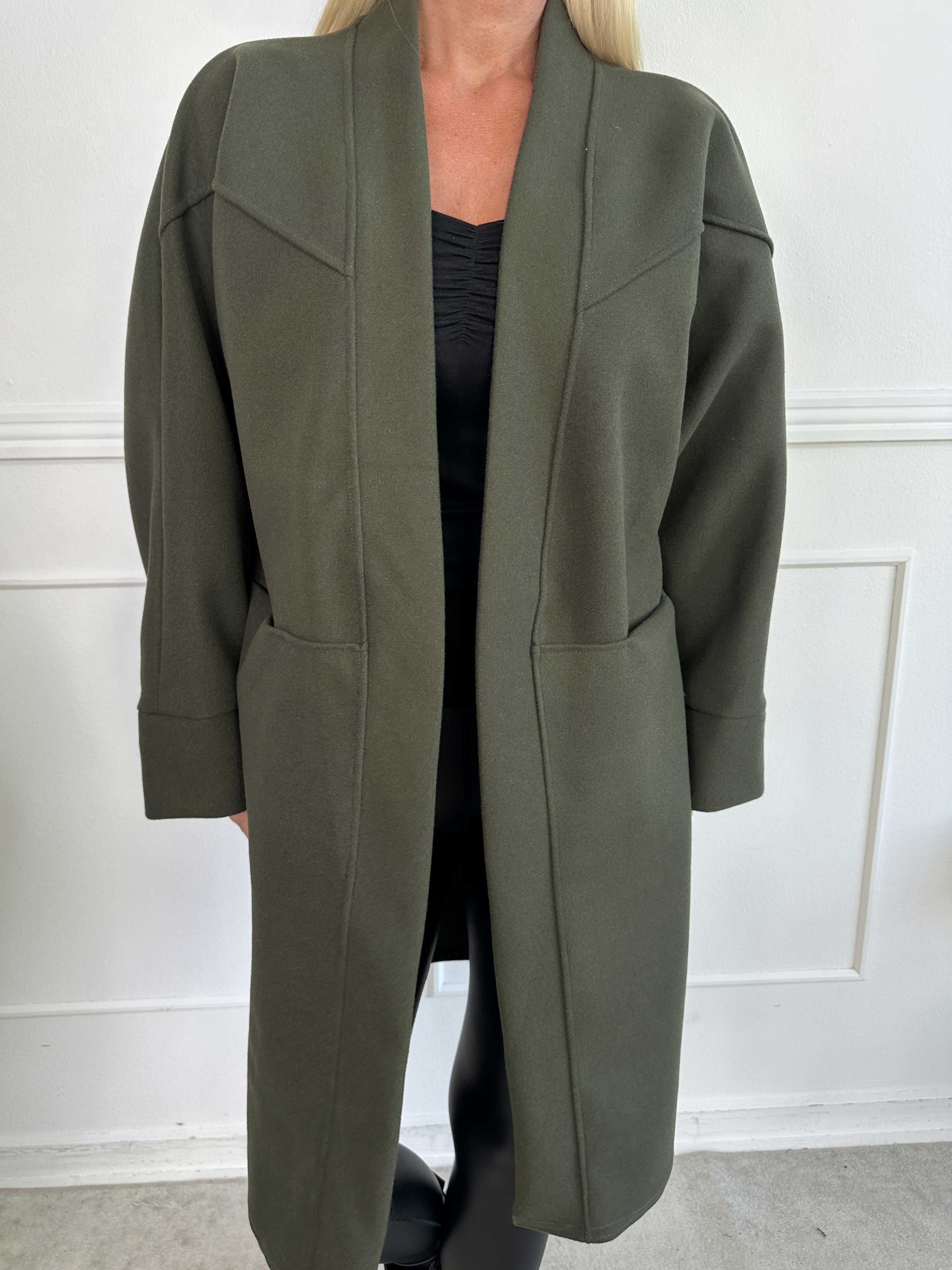 Annah Midi - Oversized kappa med tydliga sömmar och fickor.