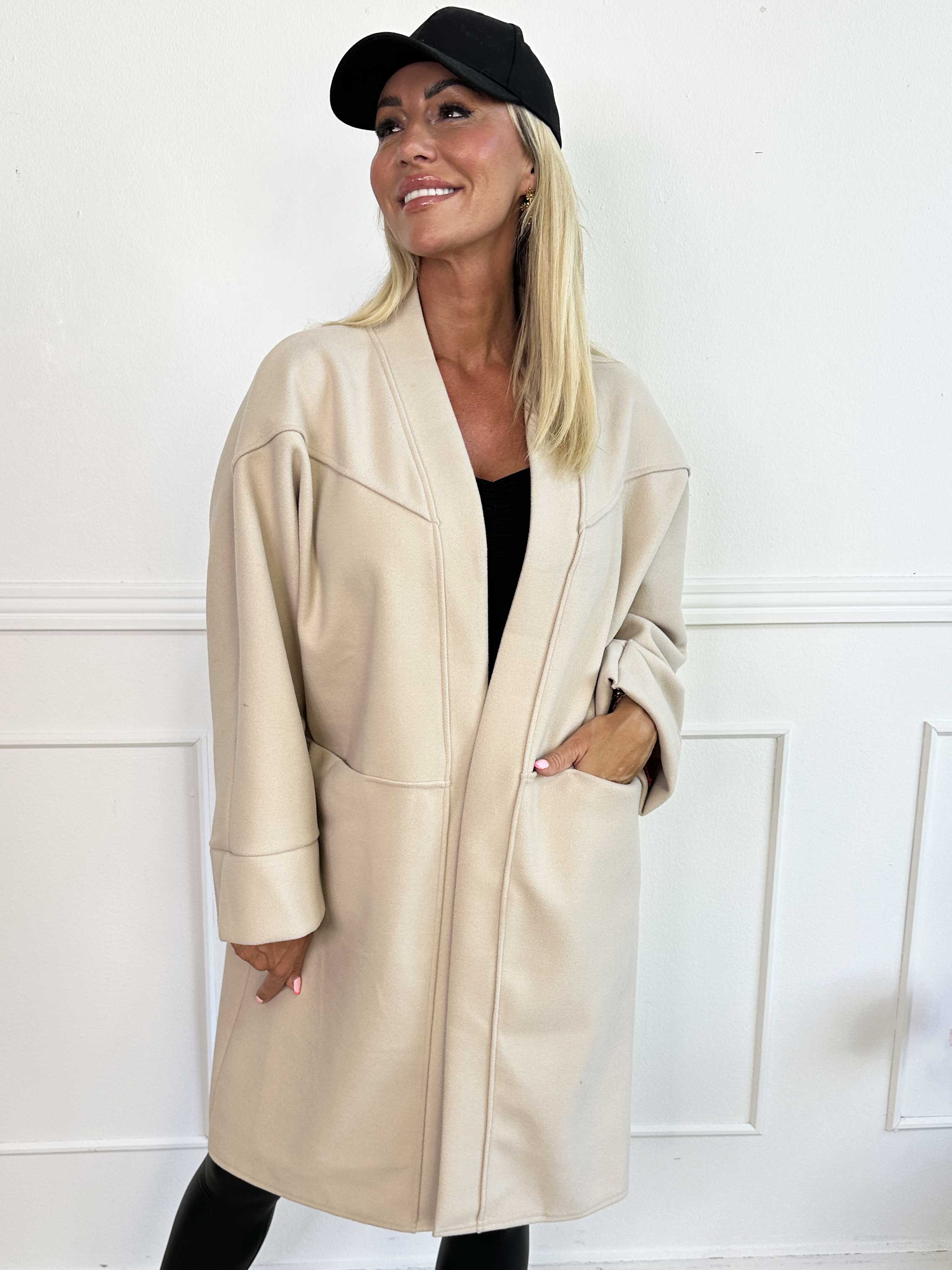 Annah Midi - Plus size kappa med tydliga sömmar och fickor