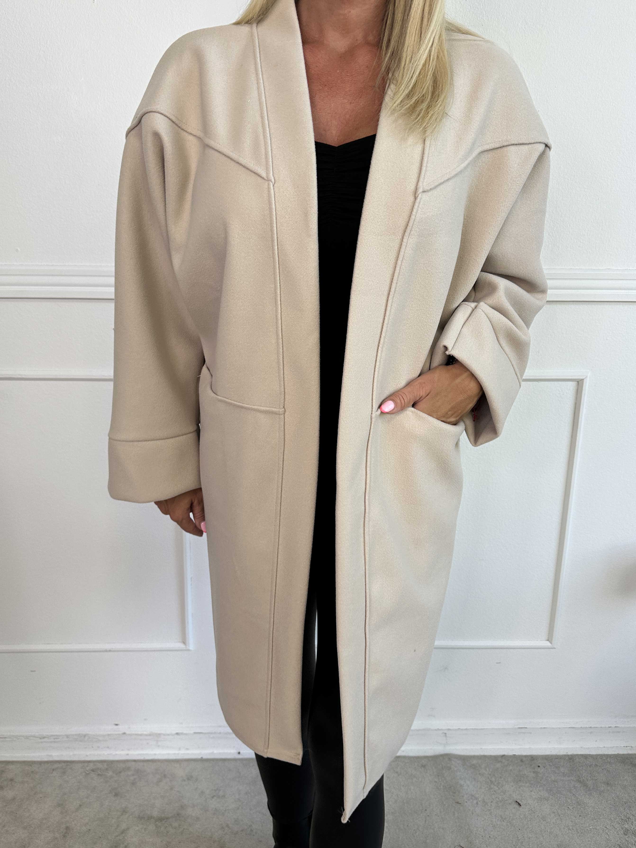 Annah Midi - Plus size kappa med tydliga sömmar och fickor