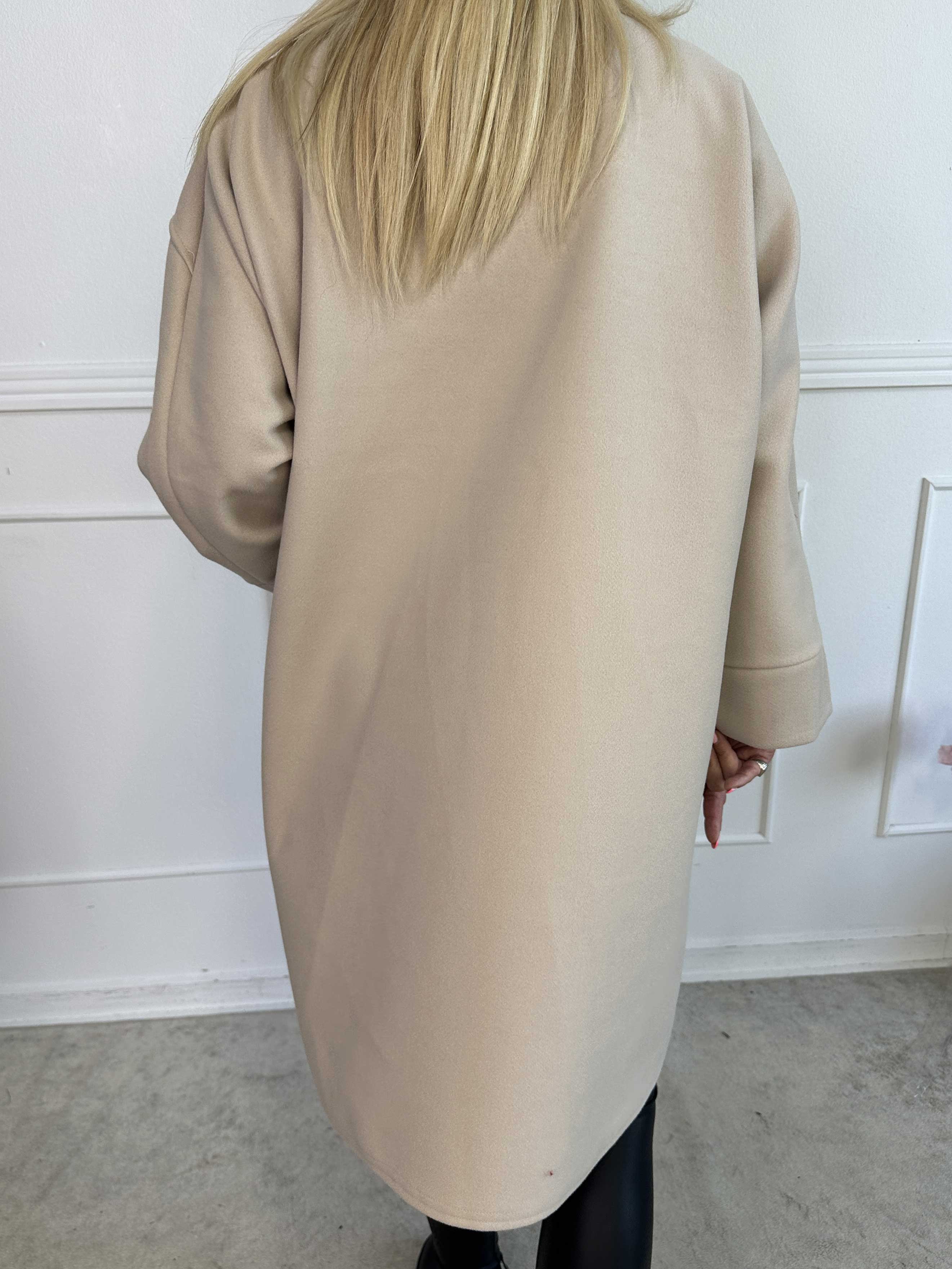 Annah Midi - Plus size kappa med tydliga sömmar och fickor