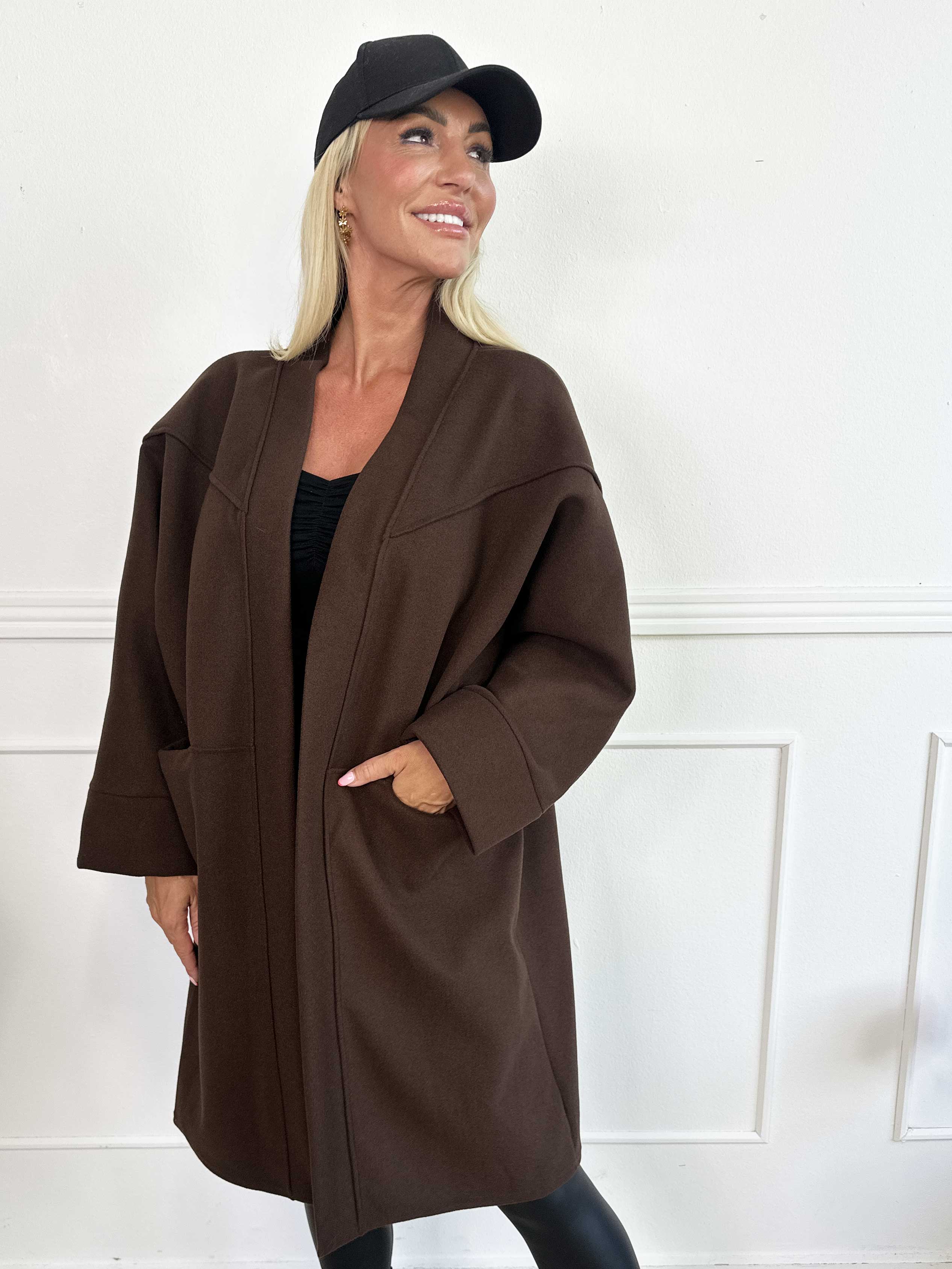 Annah Midi - Plus size kappa med tydliga sömmar och fickor