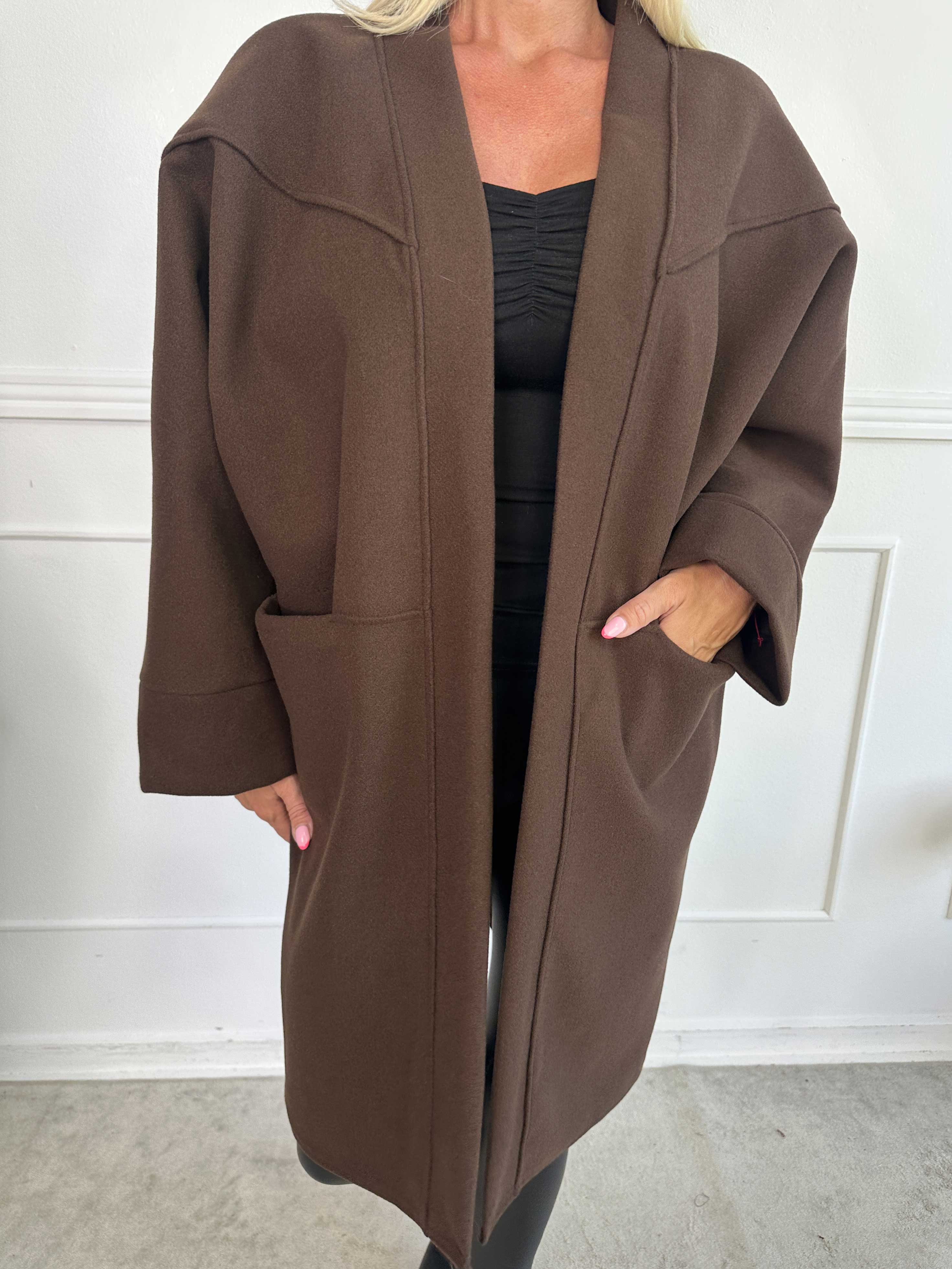 Annah Midi - Plus size kappa med tydliga sömmar och fickor