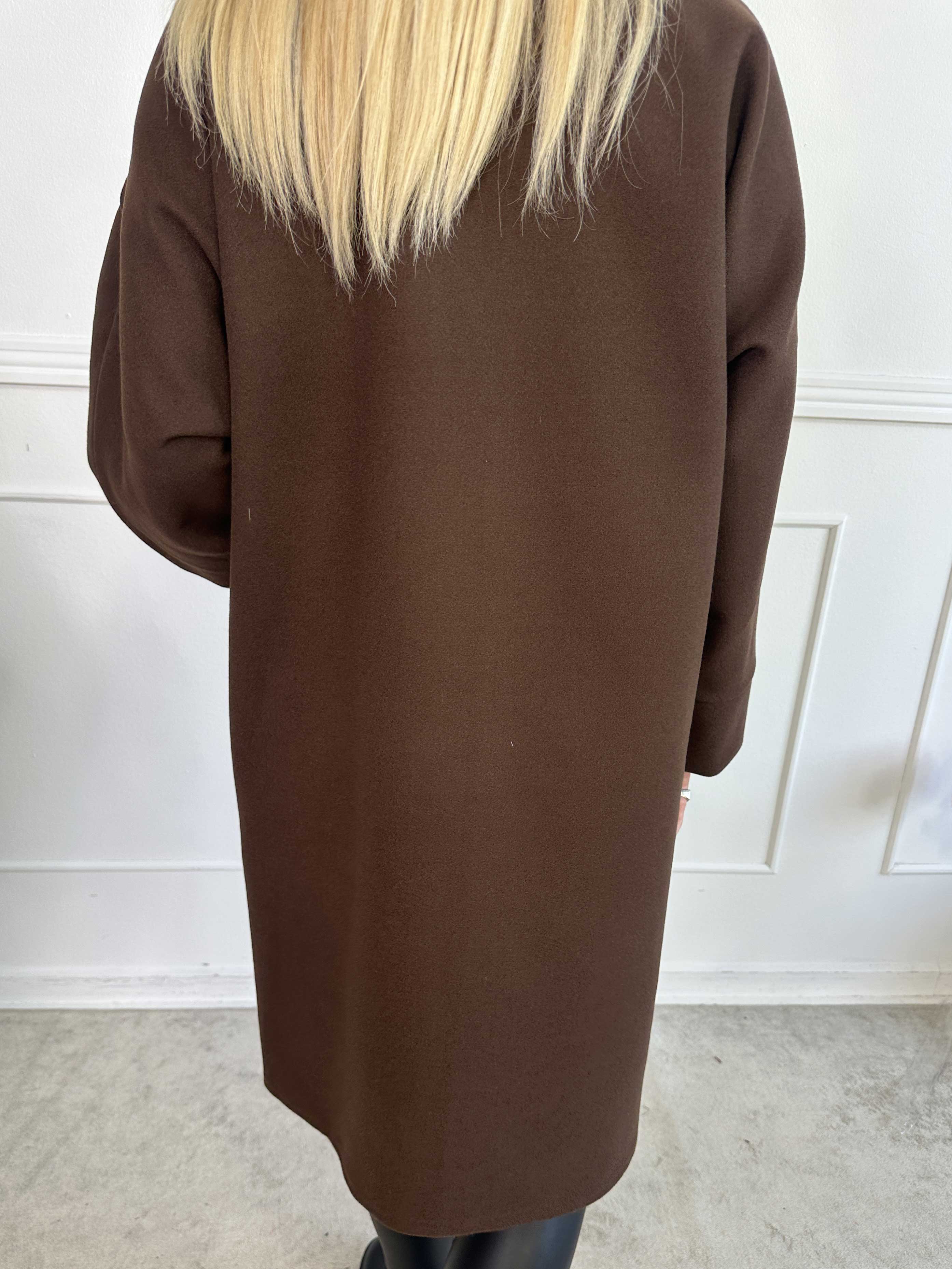 Annah Midi - Plus size kappa med tydliga sömmar och fickor