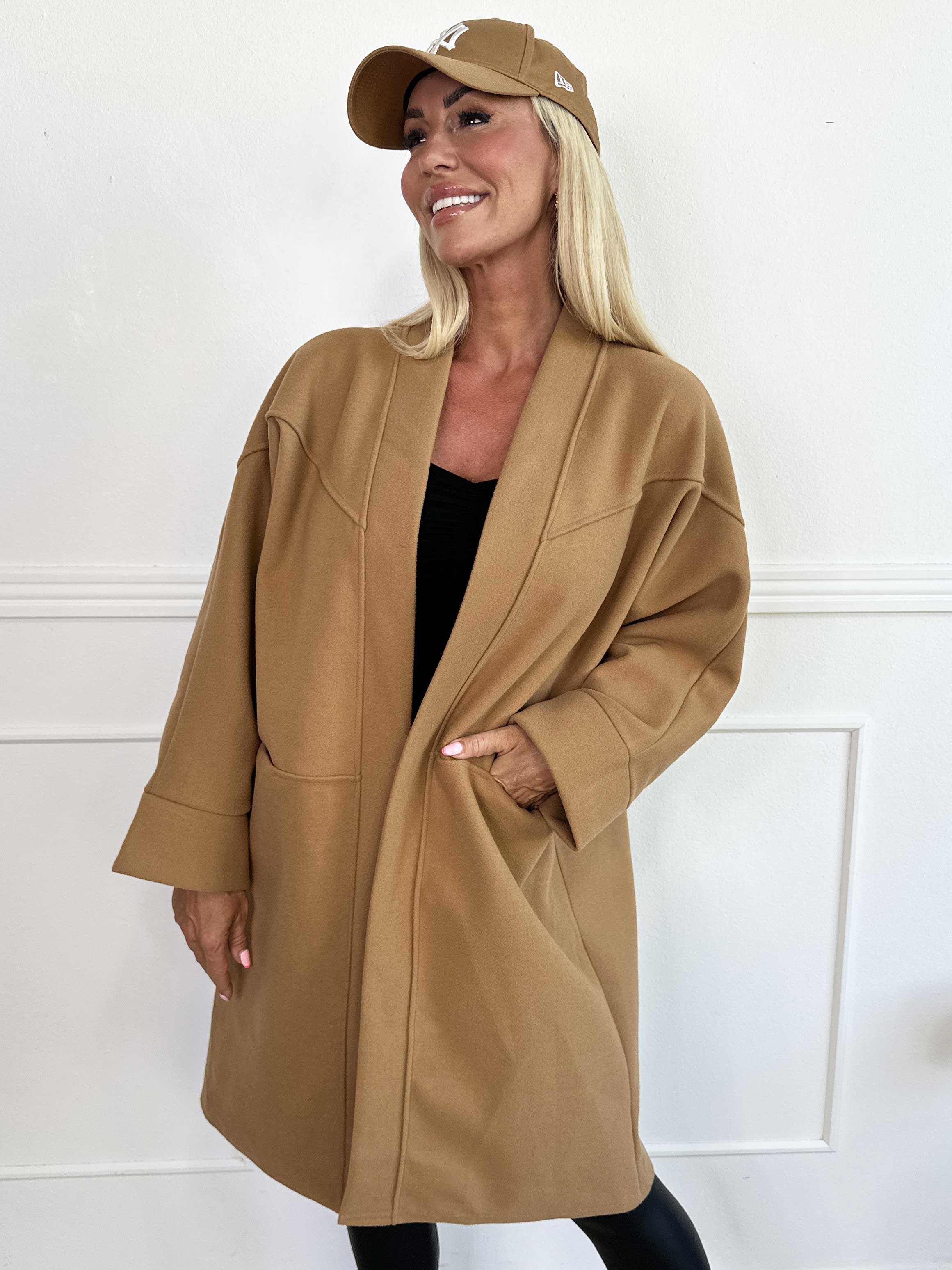 Annah Midi - Oversized kappa med tydliga sömmar och fickor.