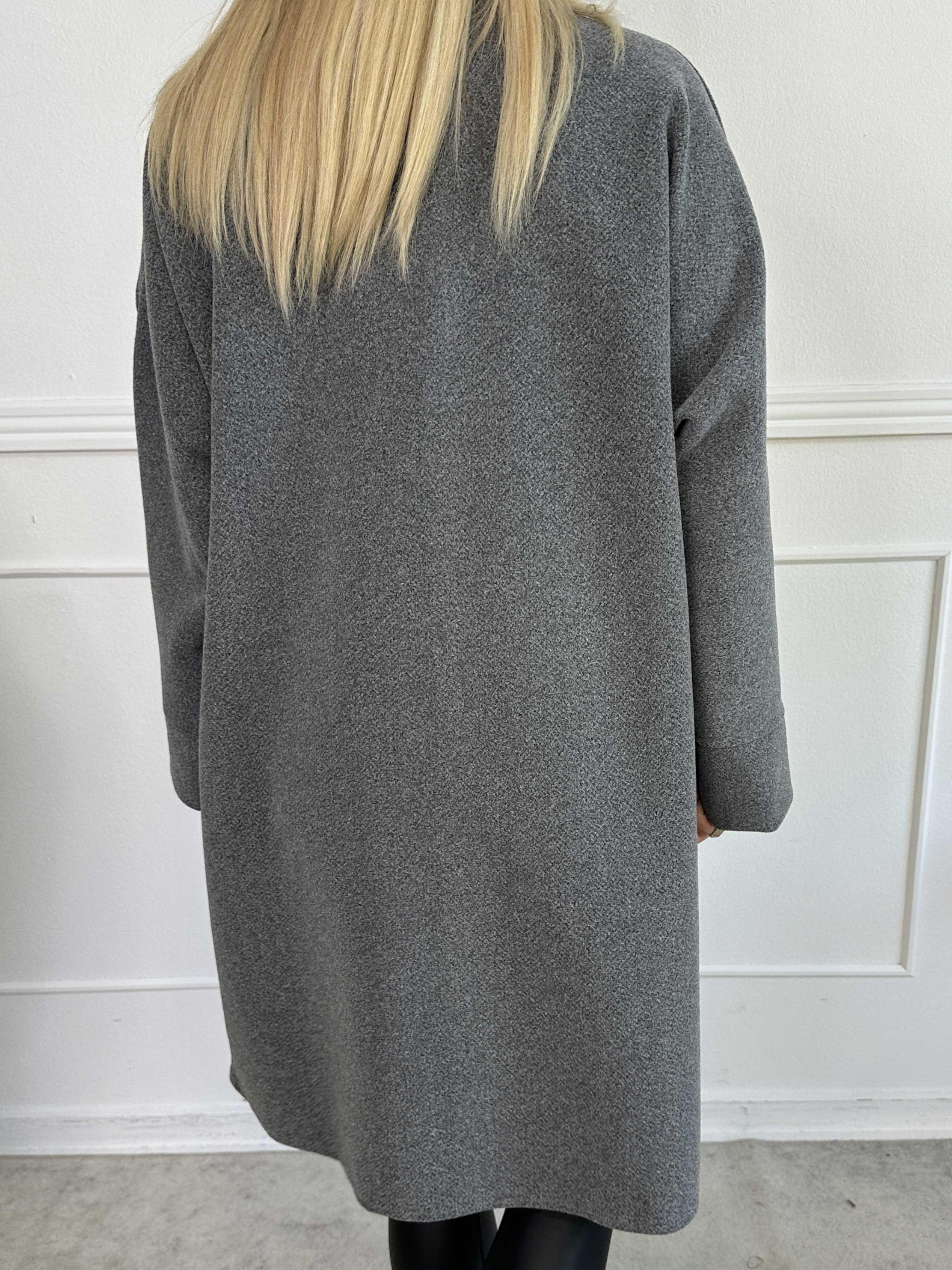 Annah Midi - Plus size kappa med tydliga sömmar och fickor