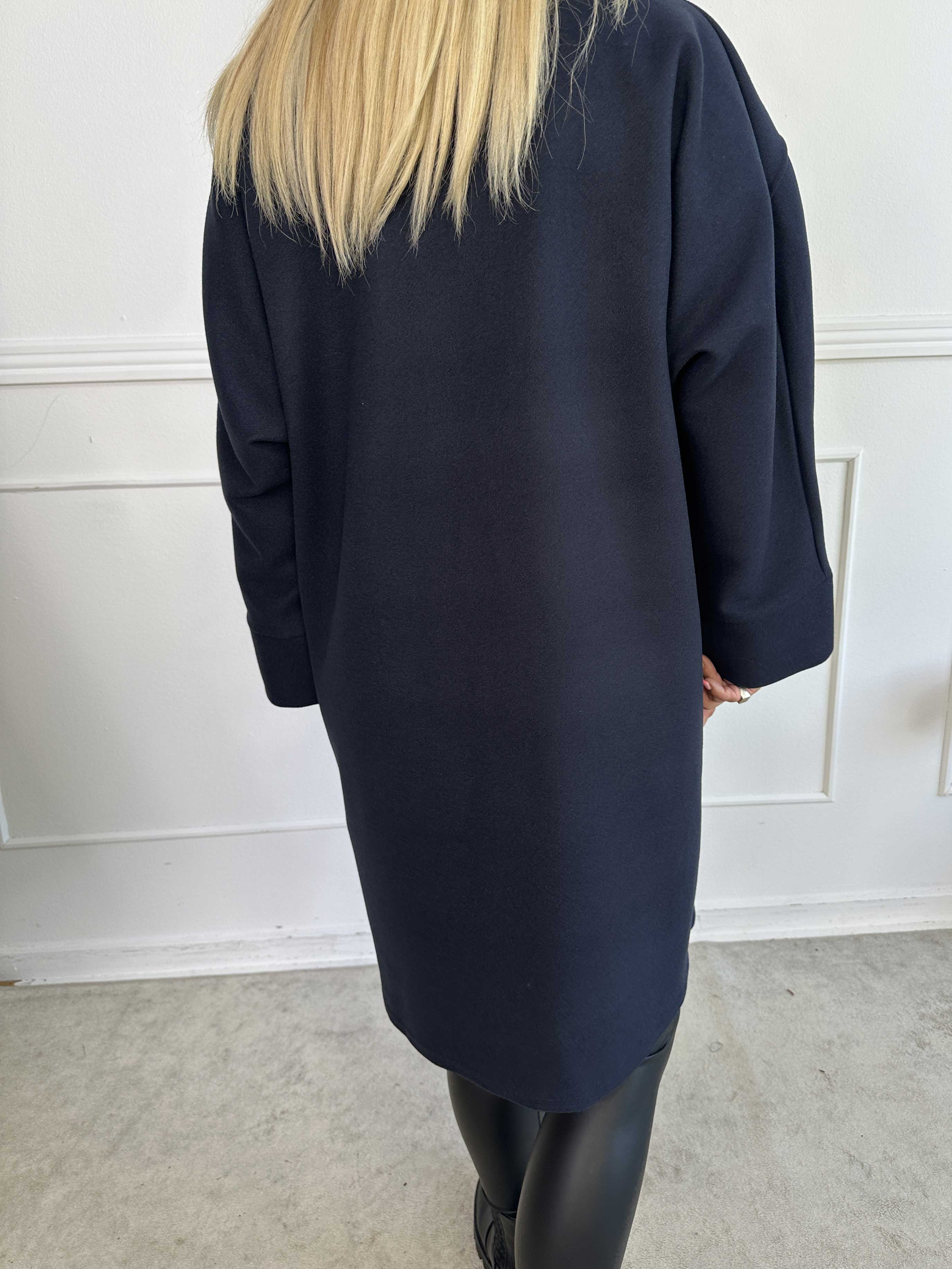 Annah Midi - Oversized kappa med tydliga sömmar och fickor.