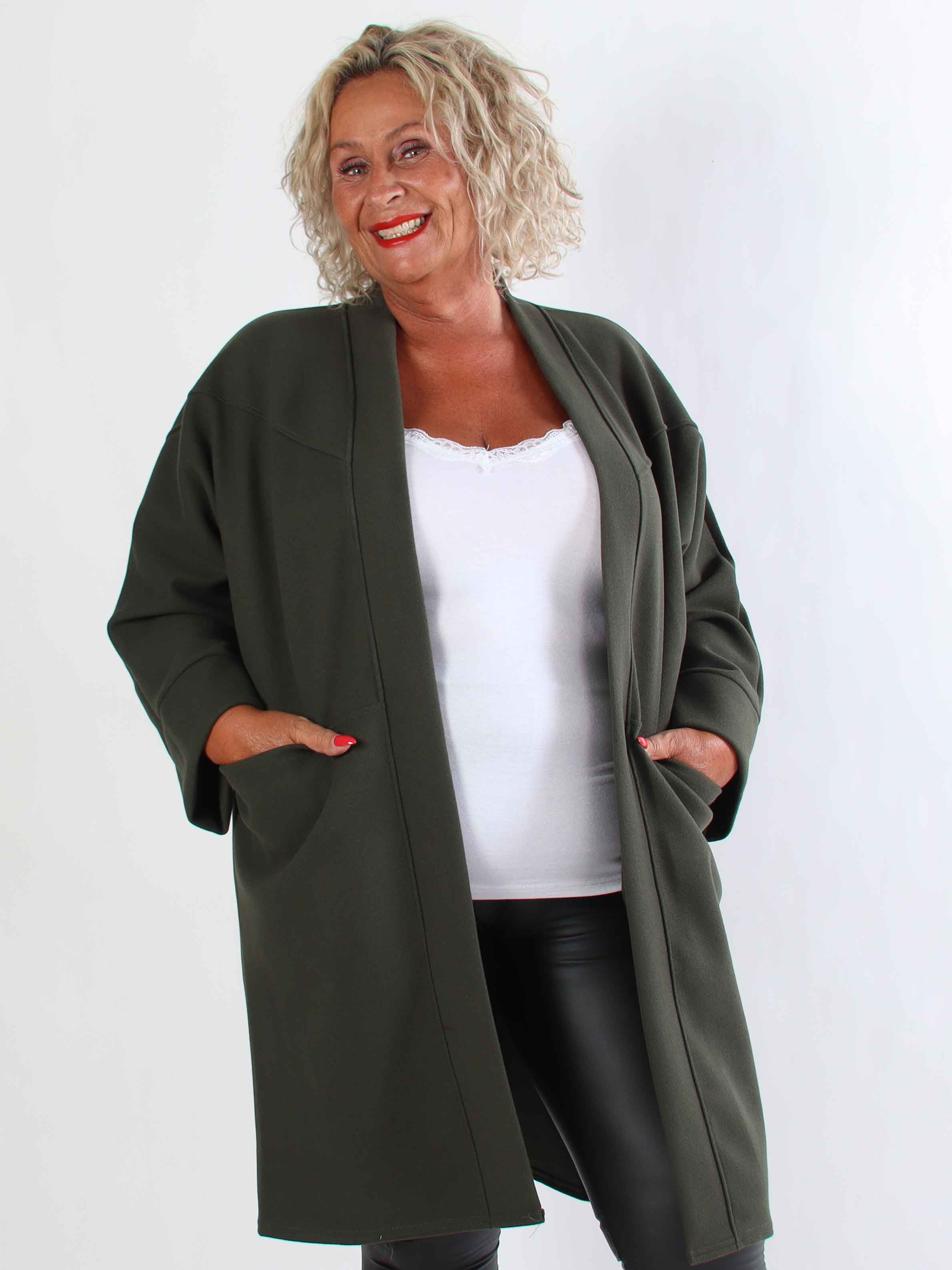 Annah Midi - Plus size kappa med tydliga sömmar och fickor