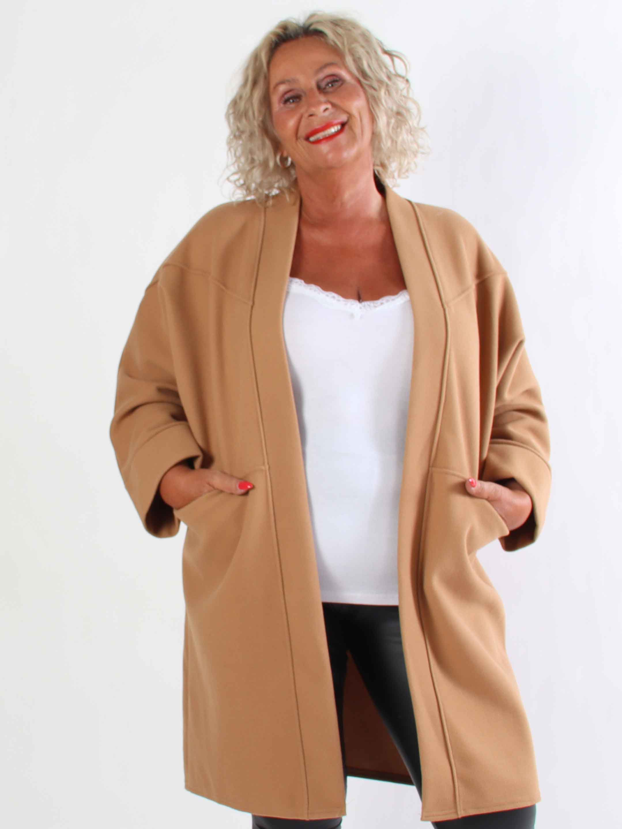 Annah Midi - Plus size kappa med tydliga sömmar och fickor