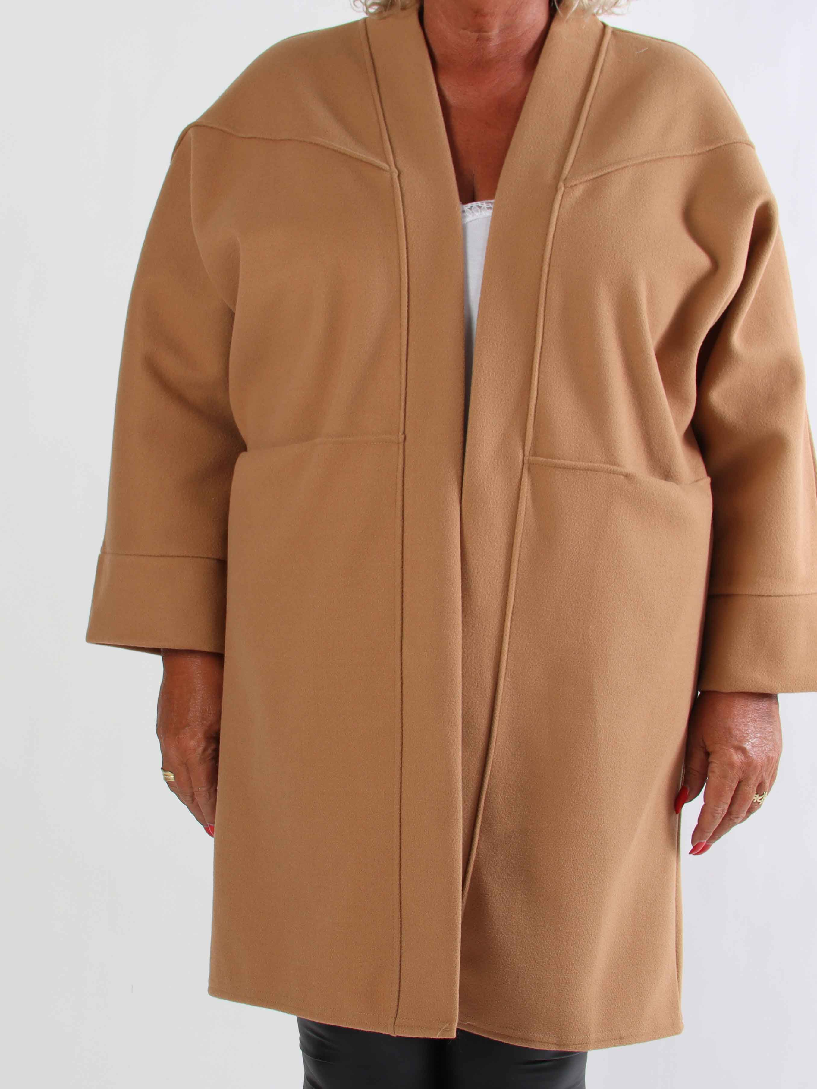 Annah Midi - Plus size kappa med tydliga sömmar och fickor