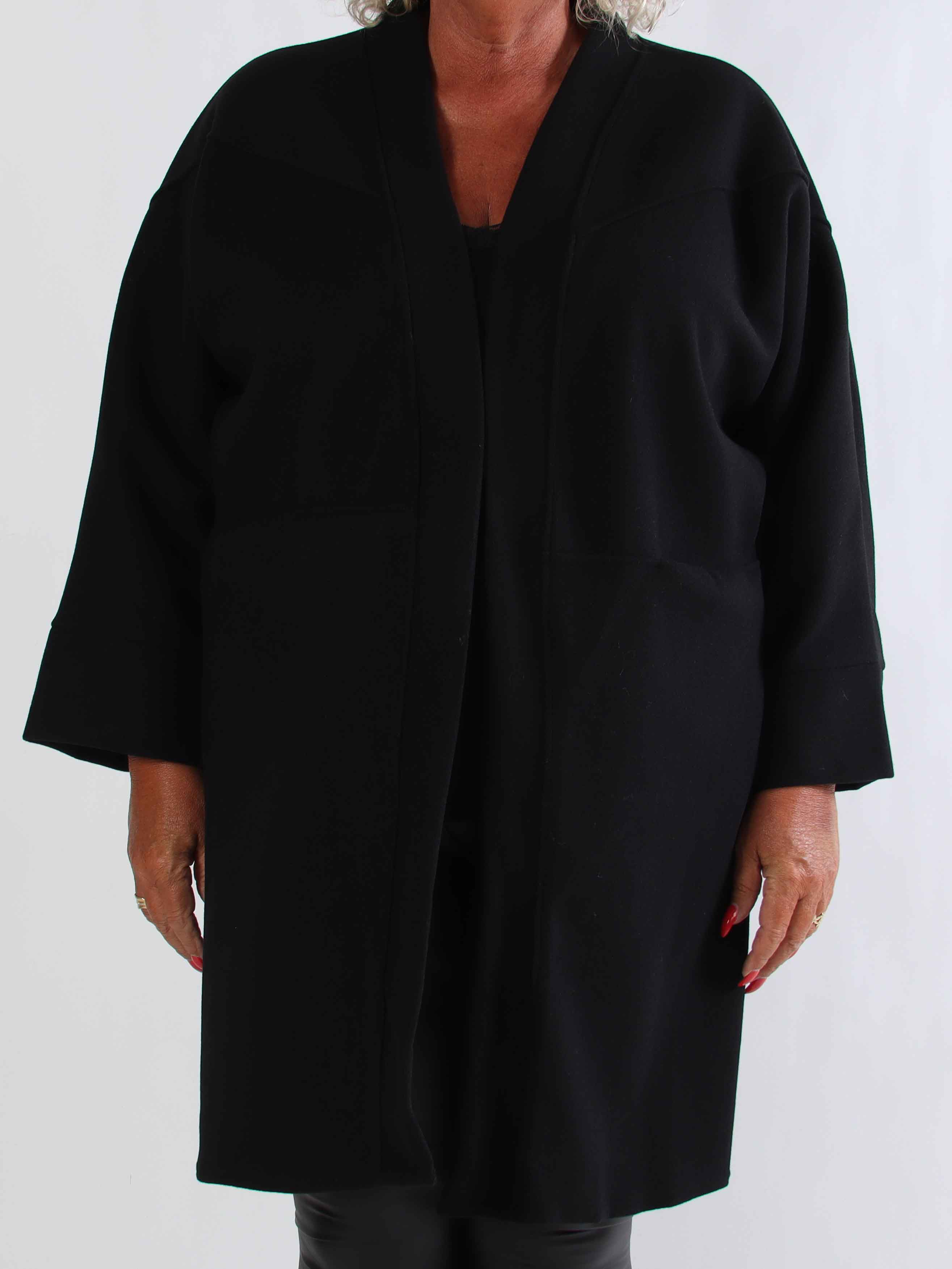 Annah Midi - Plus size kappa med tydliga sömmar och fickor