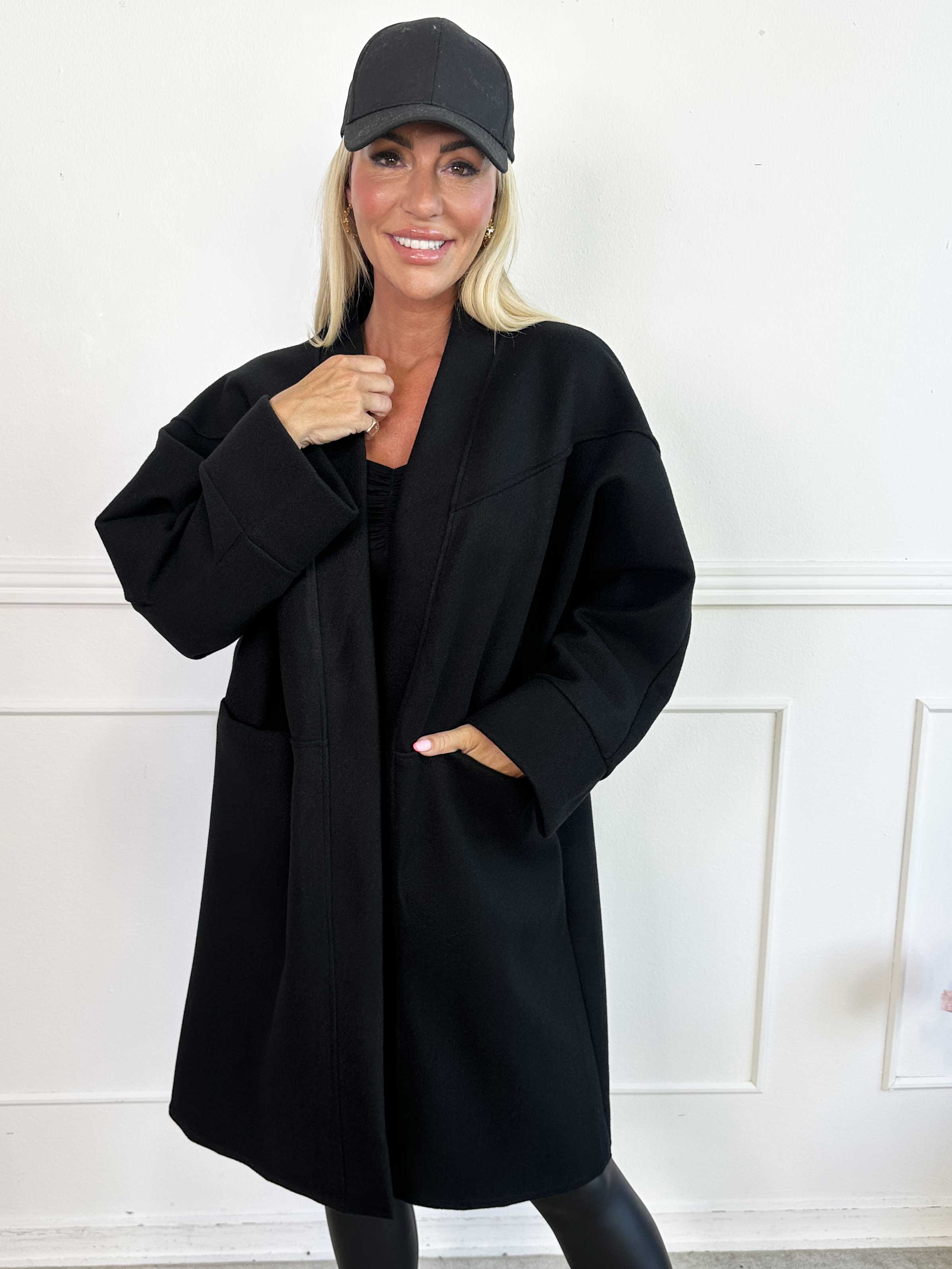 Annah Midi - Oversized kappa med tydliga sömmar och fickor.