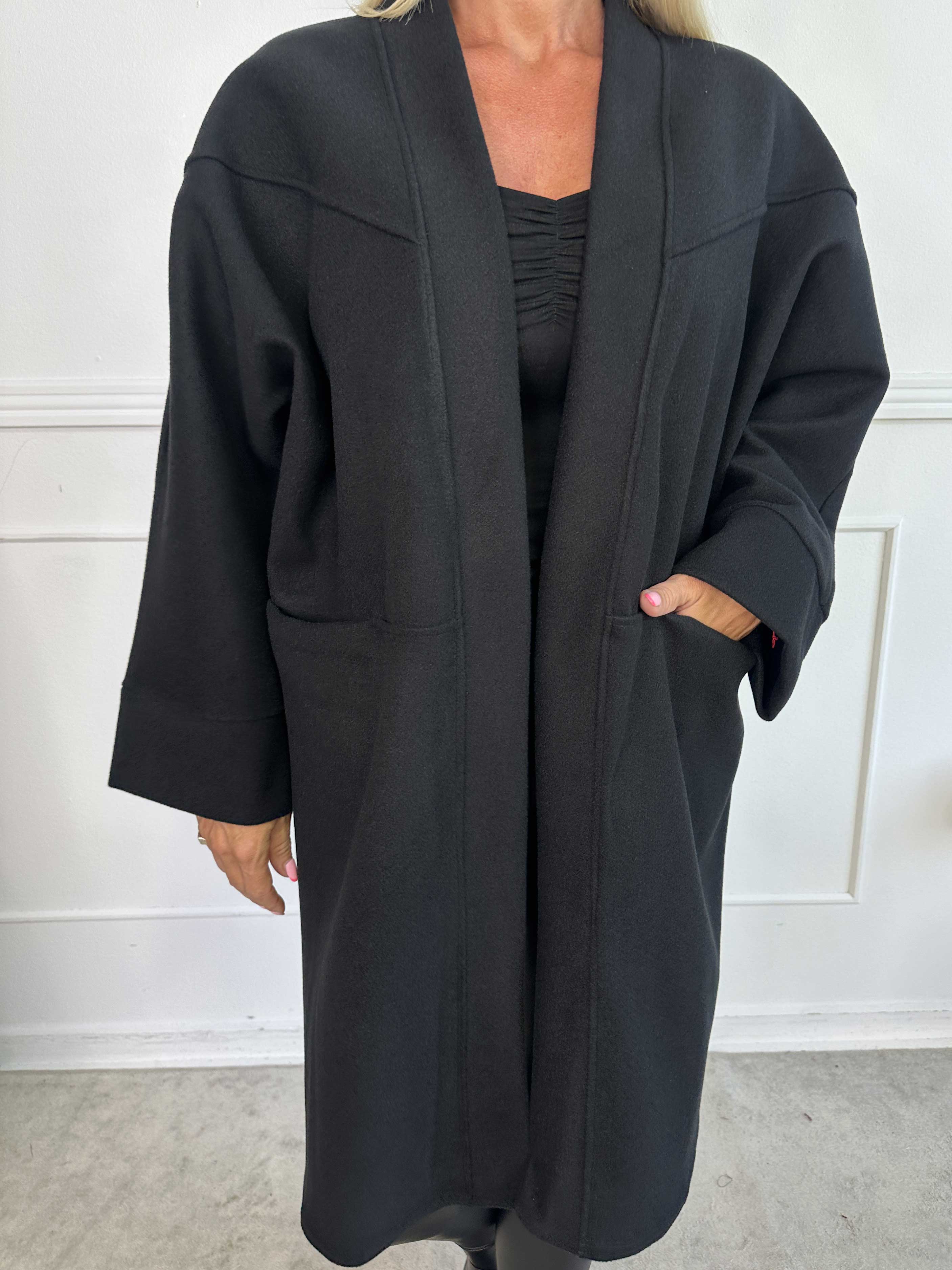 Annah Midi - Oversized kappa med tydliga sömmar och fickor.