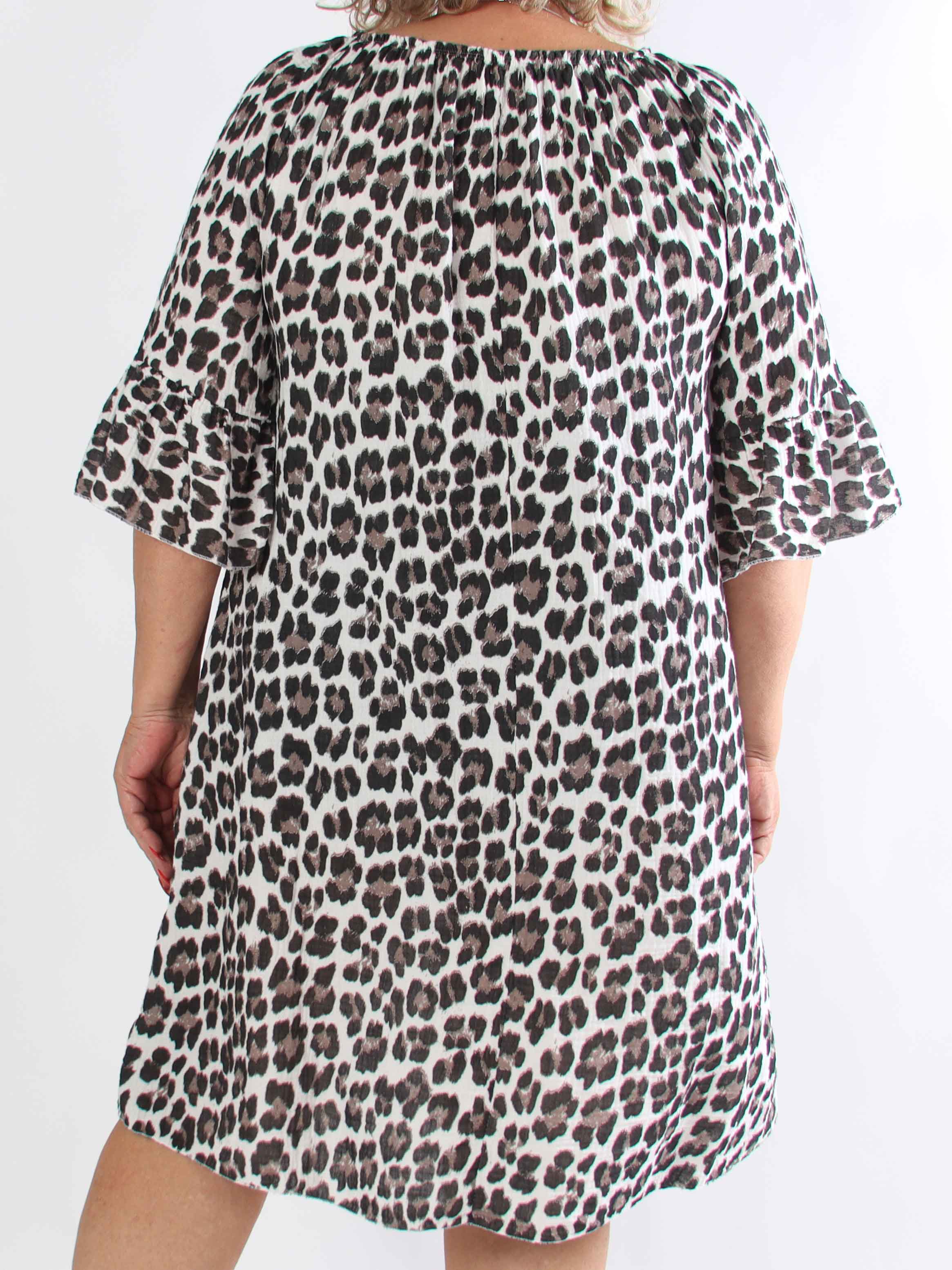 Antonella - Plus size kjole i blødt bomuldsbæk og bølge stof med et fint leoprint