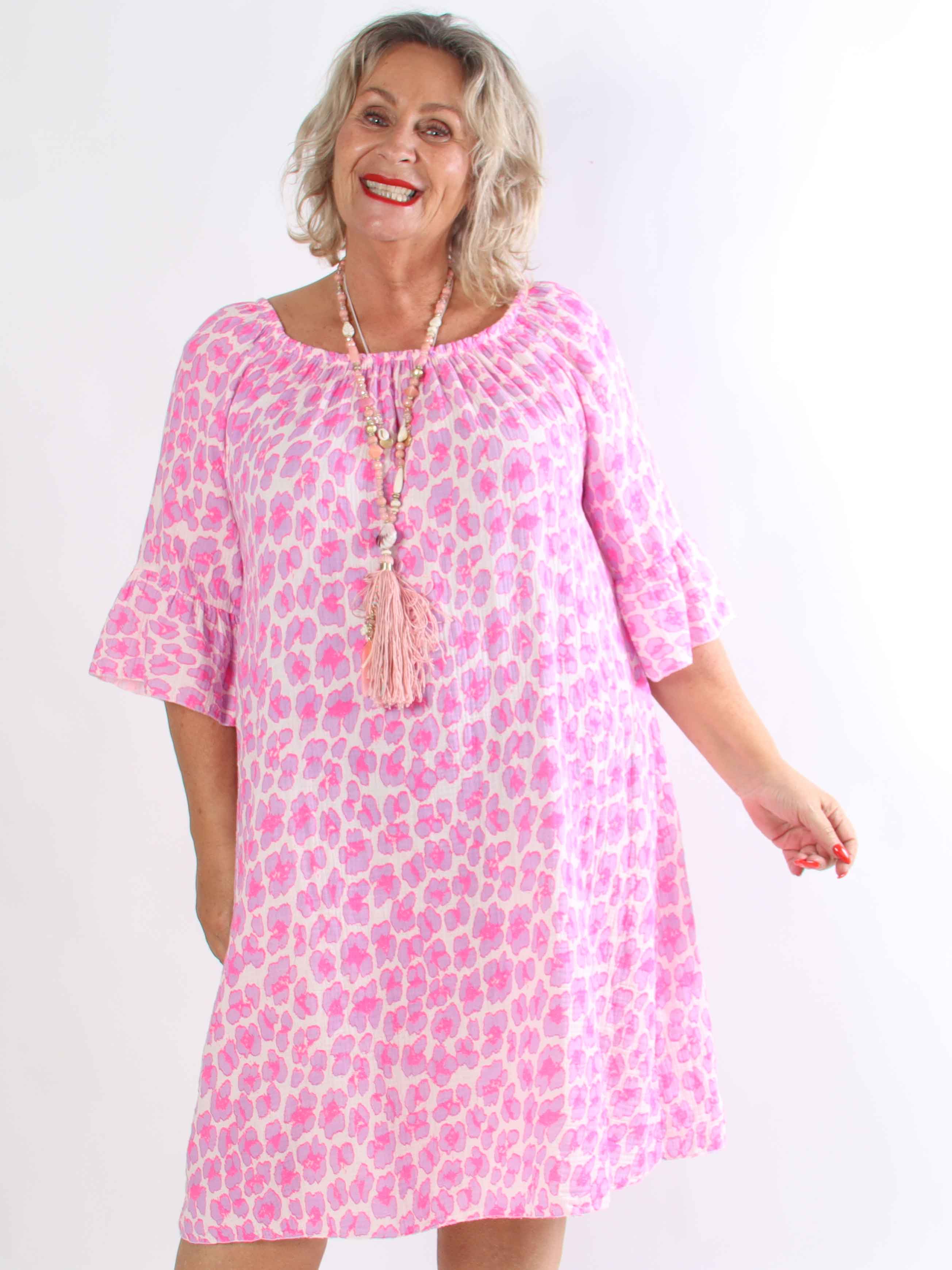Antonella - Plus size kjole i blødt bomuldsbæk og bølge stof med et fint leoprint