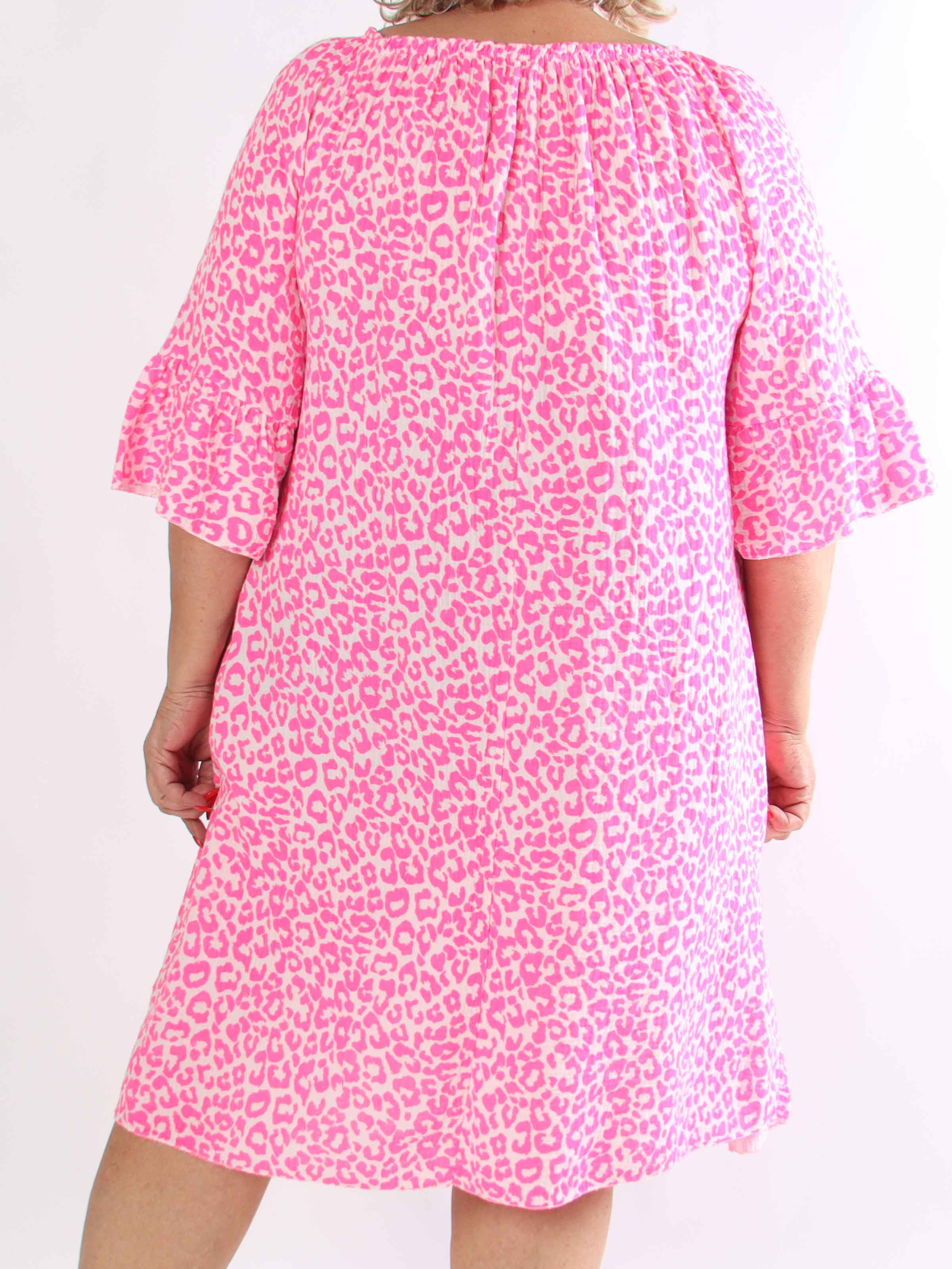 Antonella - Plus size kjole i blødt bomuldsbæk og bølge stof med et fint leoprint