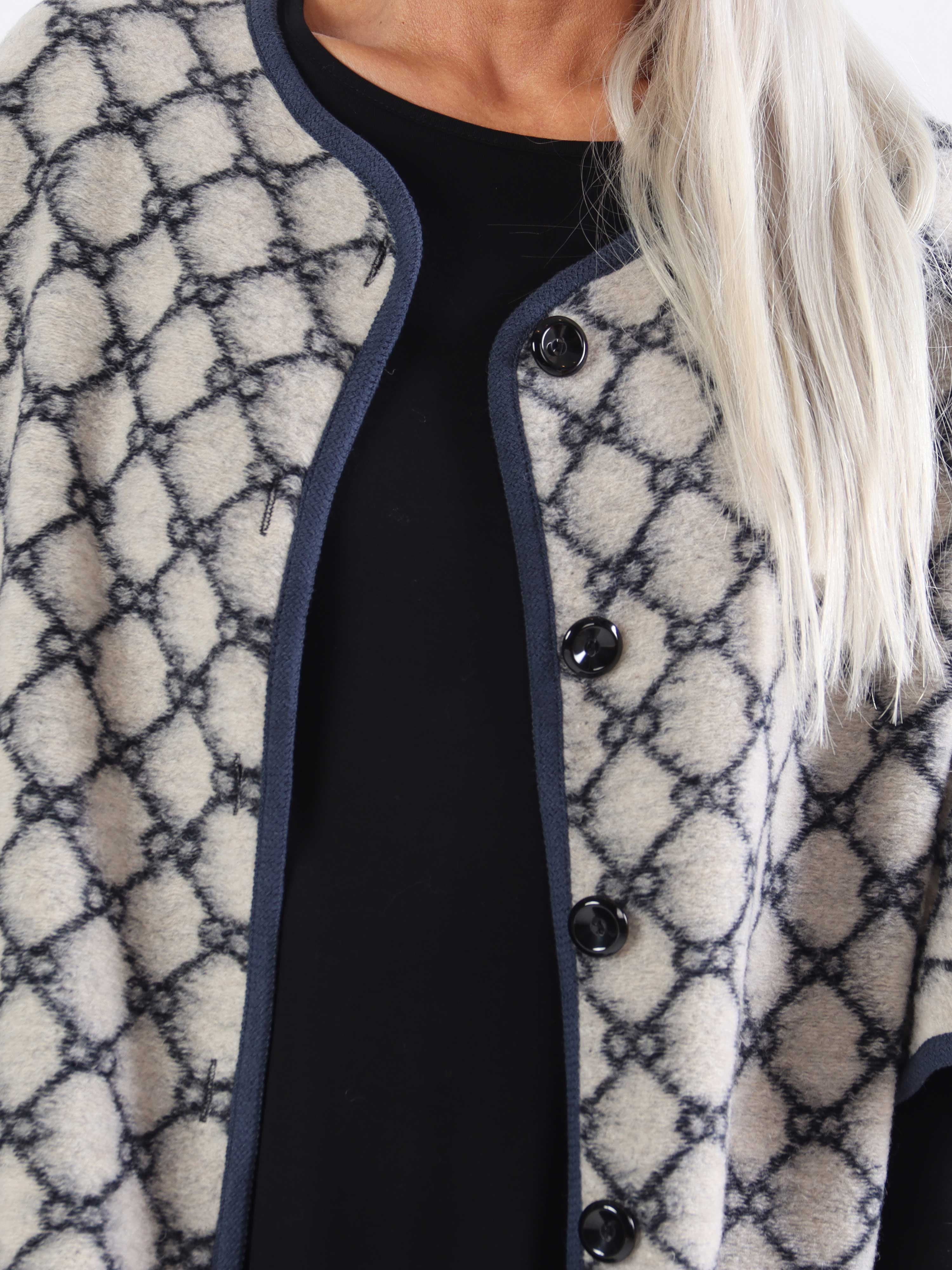 Arianna - Mönstrad plus size-kappa med ull