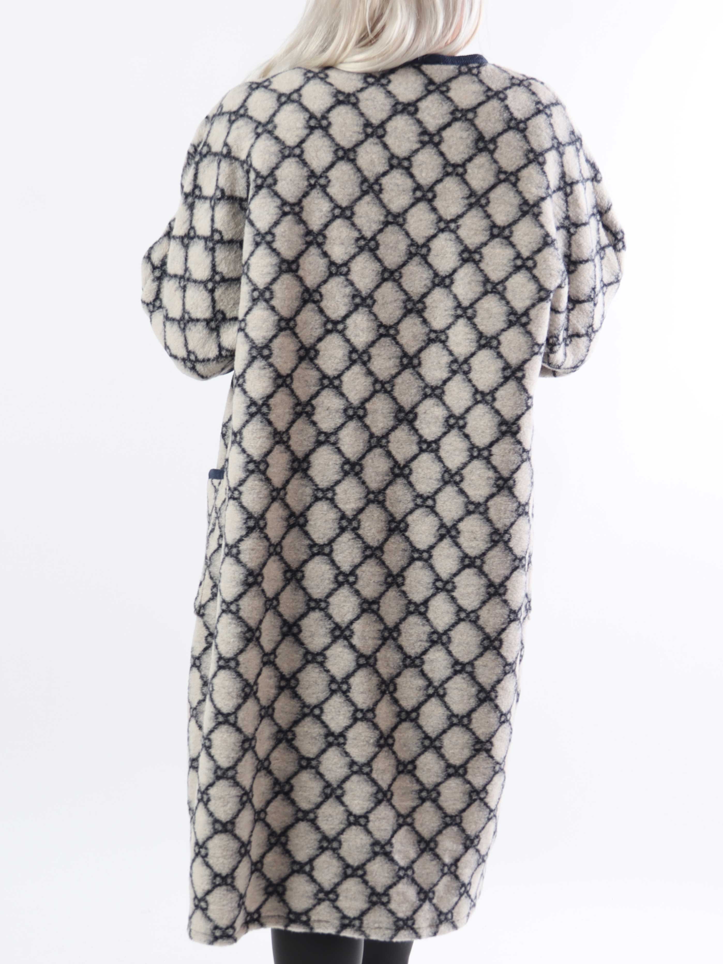 Arianna - Mönstrad plus size-kappa med ull