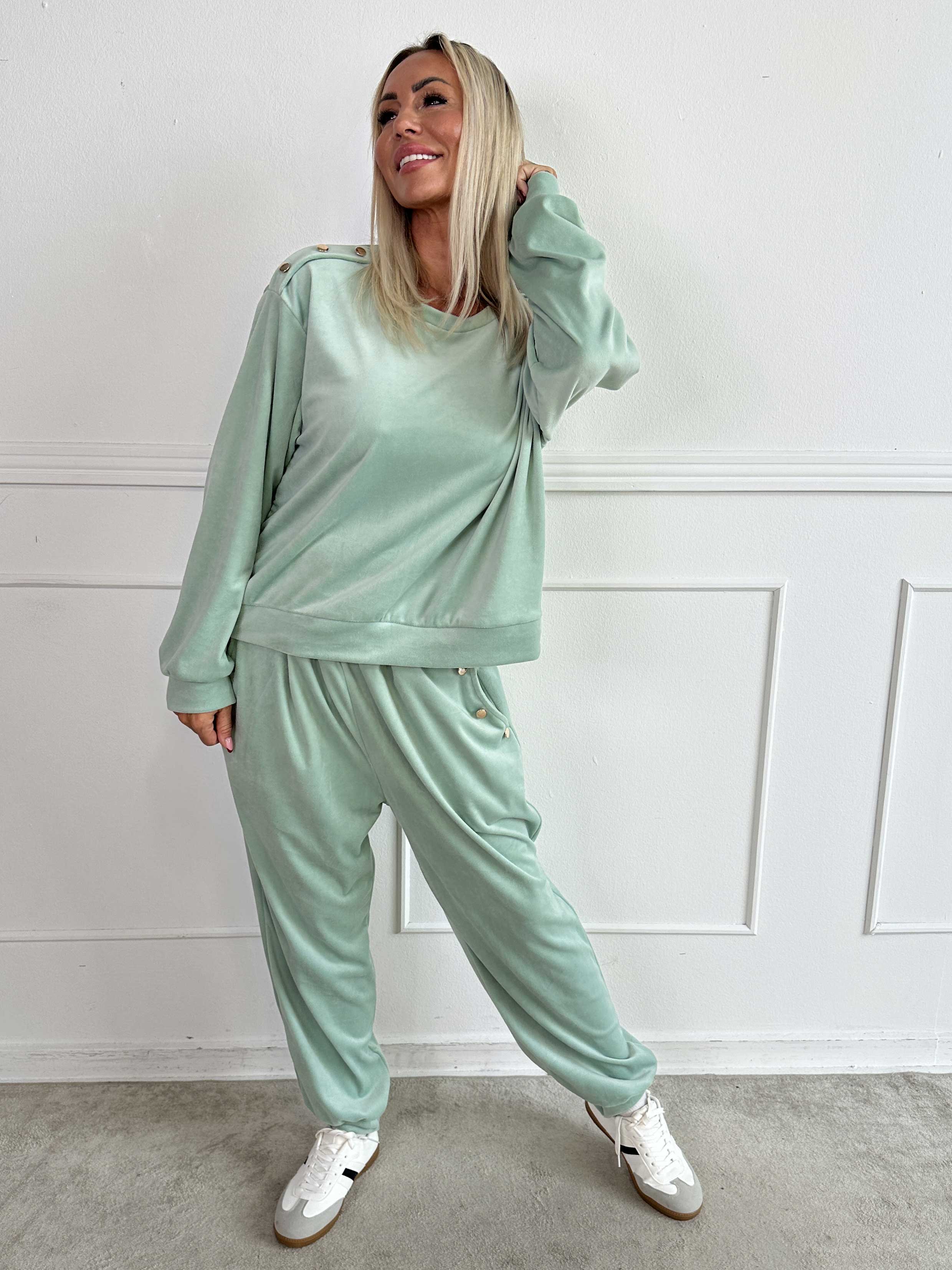 Arina - Mjuk velour mjukisset med guldknappar