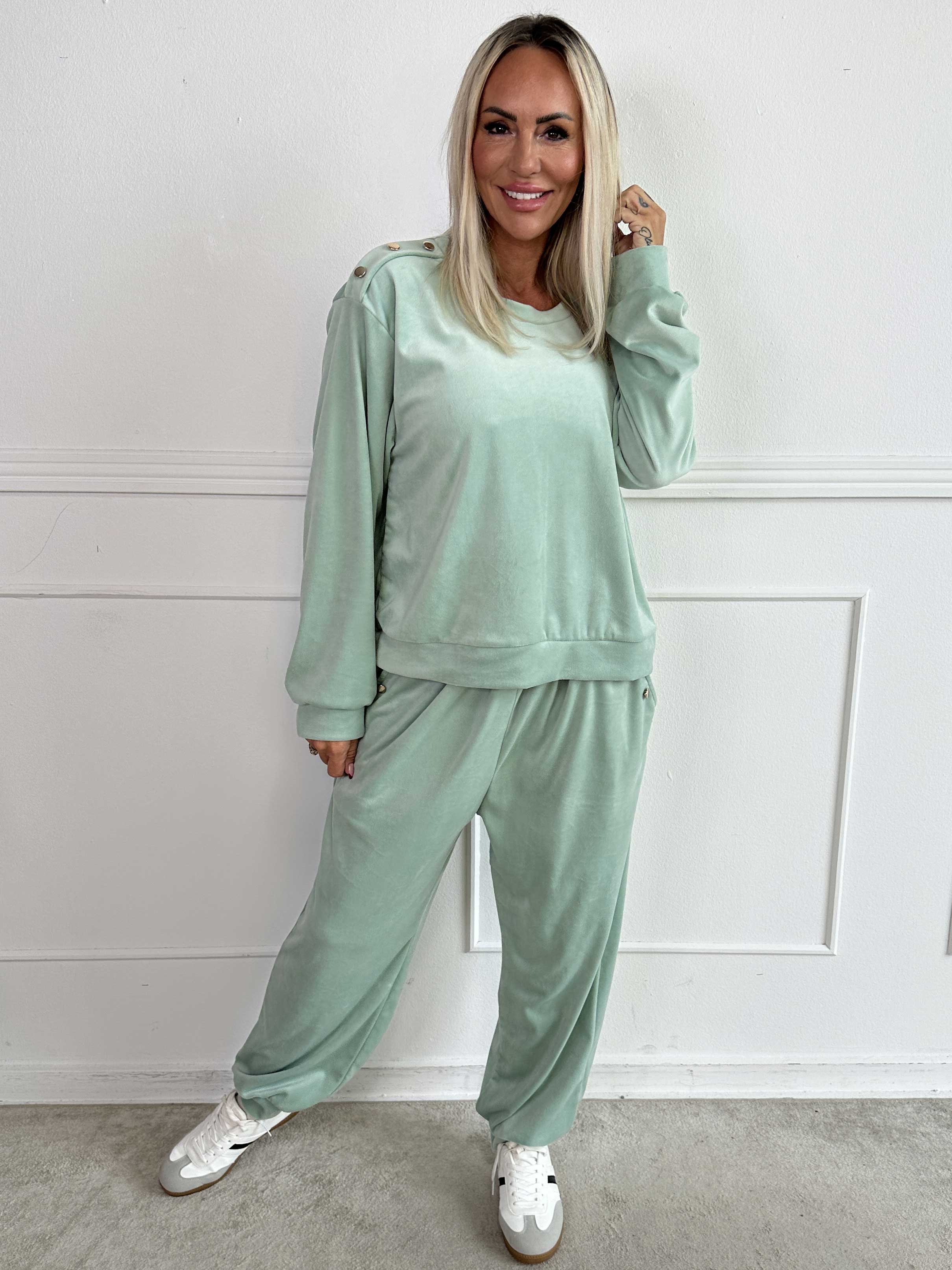 Arina - Mjuk velour mjukisset med guldknappar