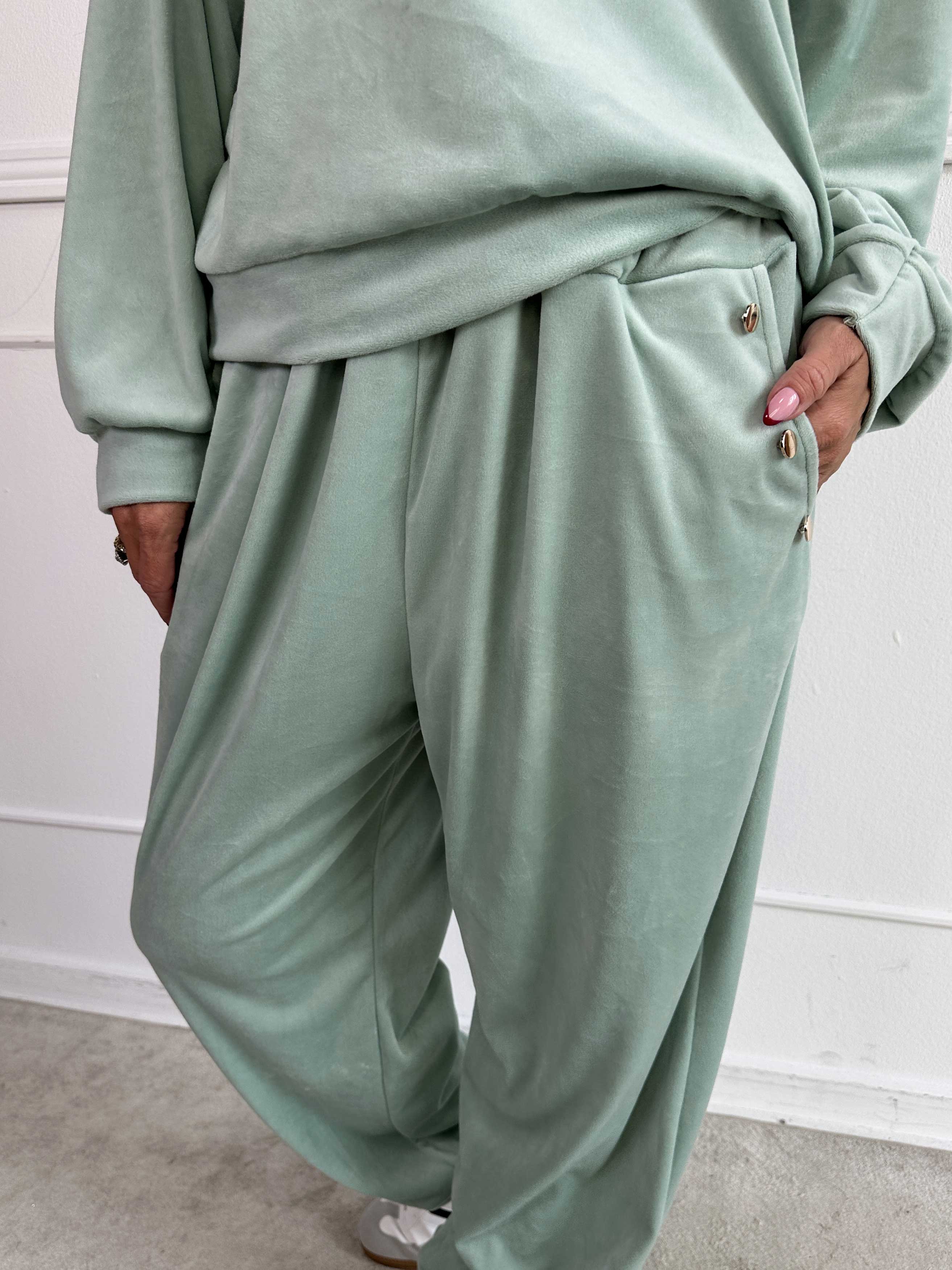 Arina - Mjuk velour mjukisset med guldknappar