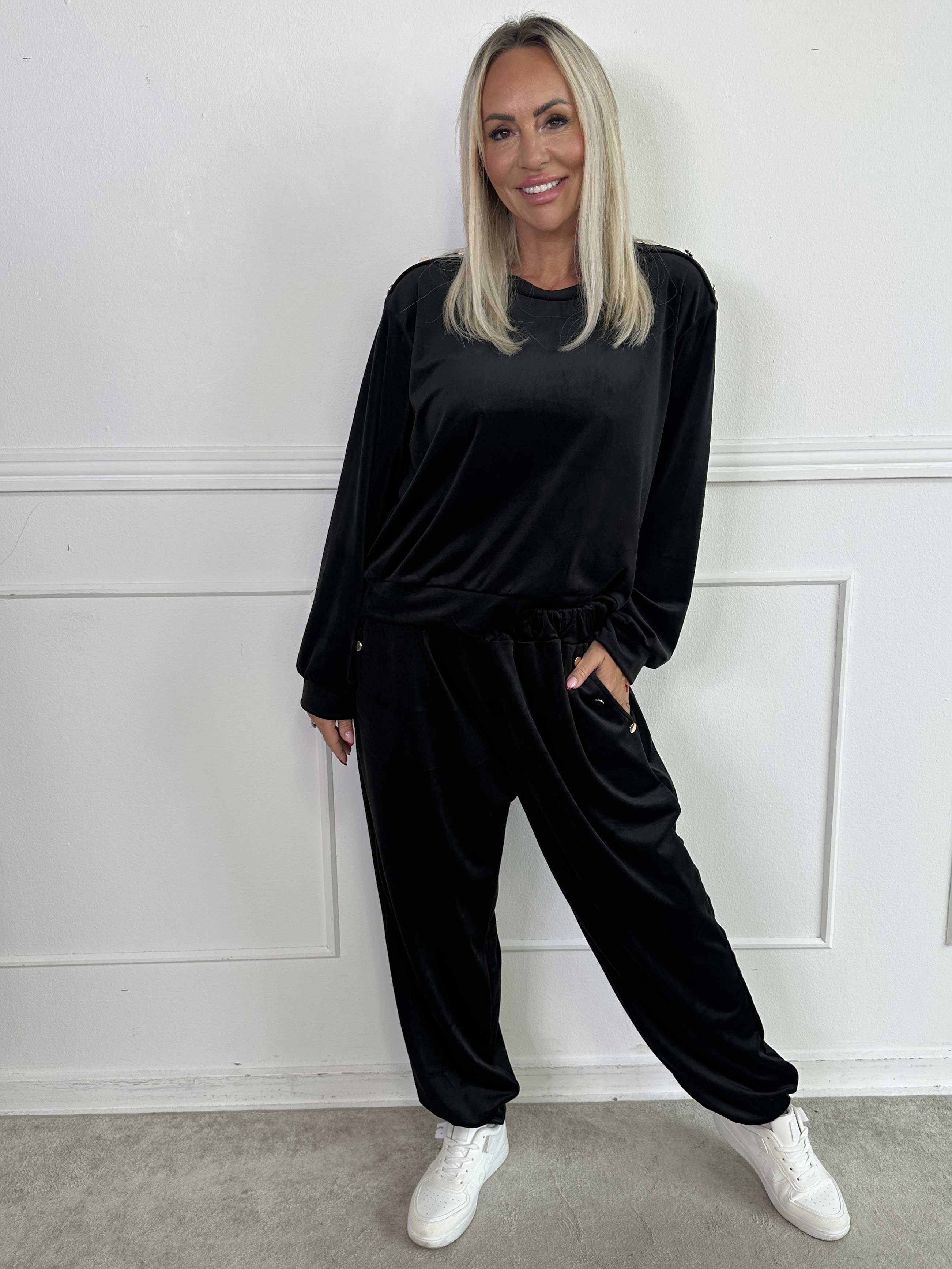 Arina - Mjuk velour mjukisset med guldknappar