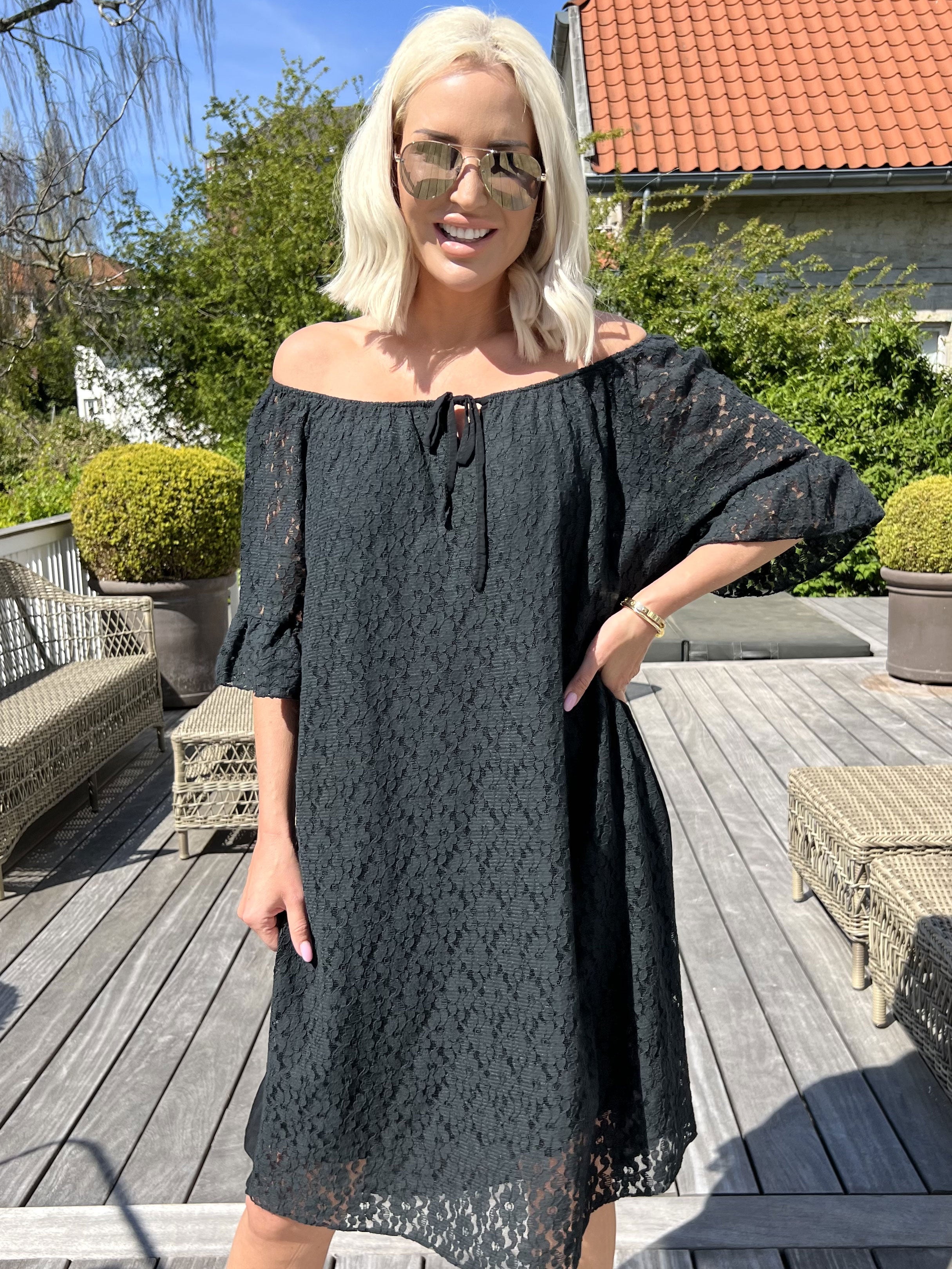 Arisha - Söt spetsklänning med resår i halsringning