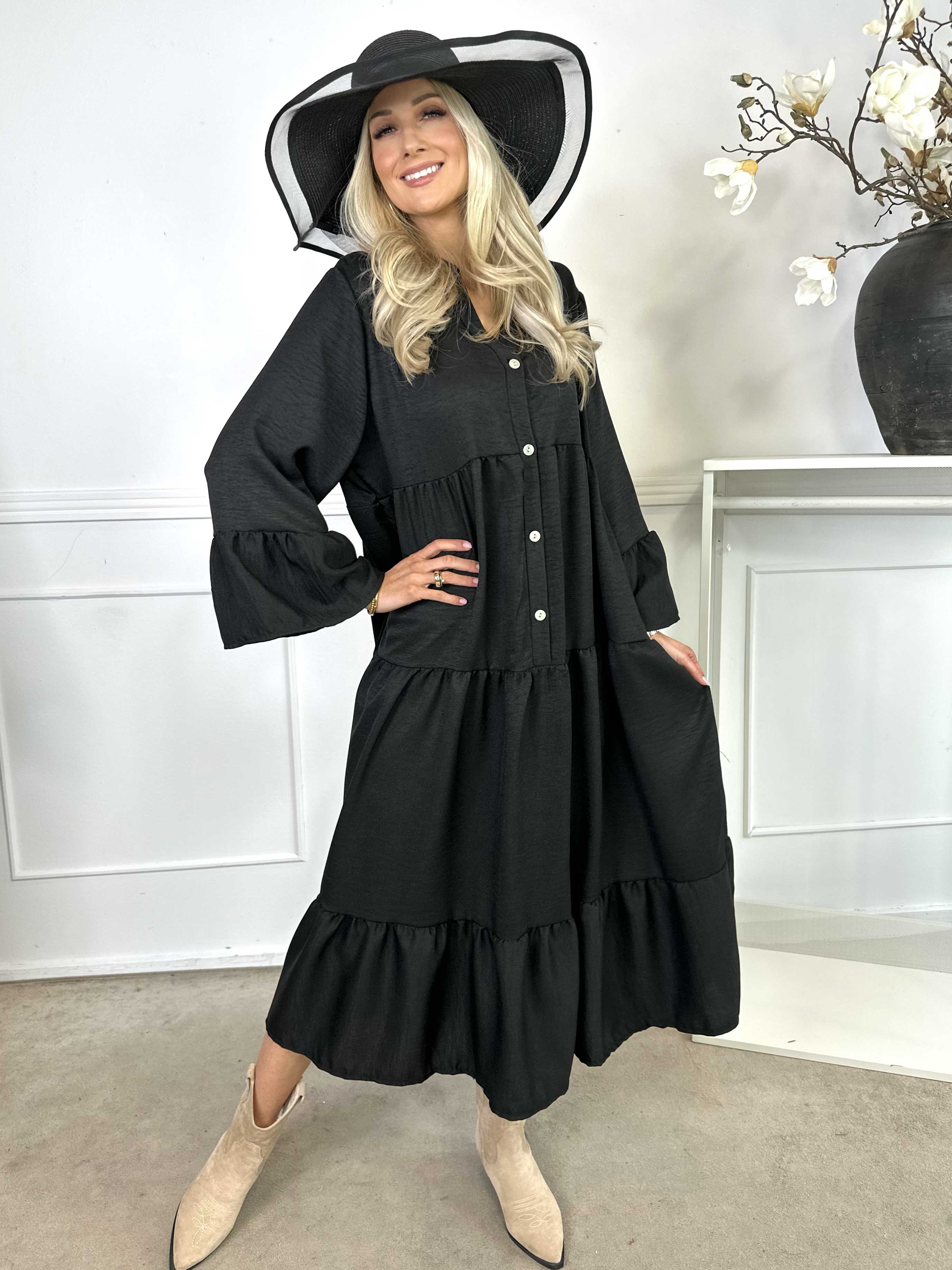 Arjana - Söt klänning med lager i lagerlook och knappar