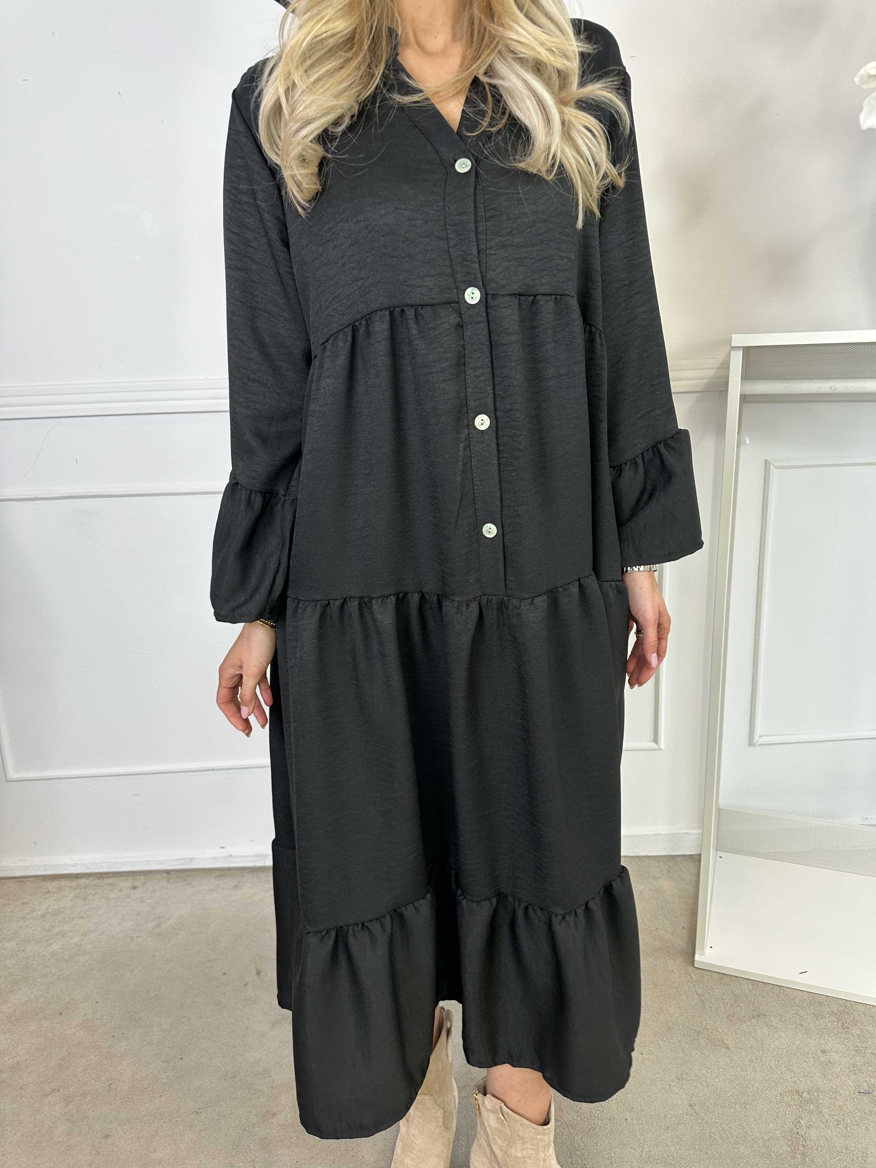 Arjana - Söt klänning med lager i lagerlook och knappar