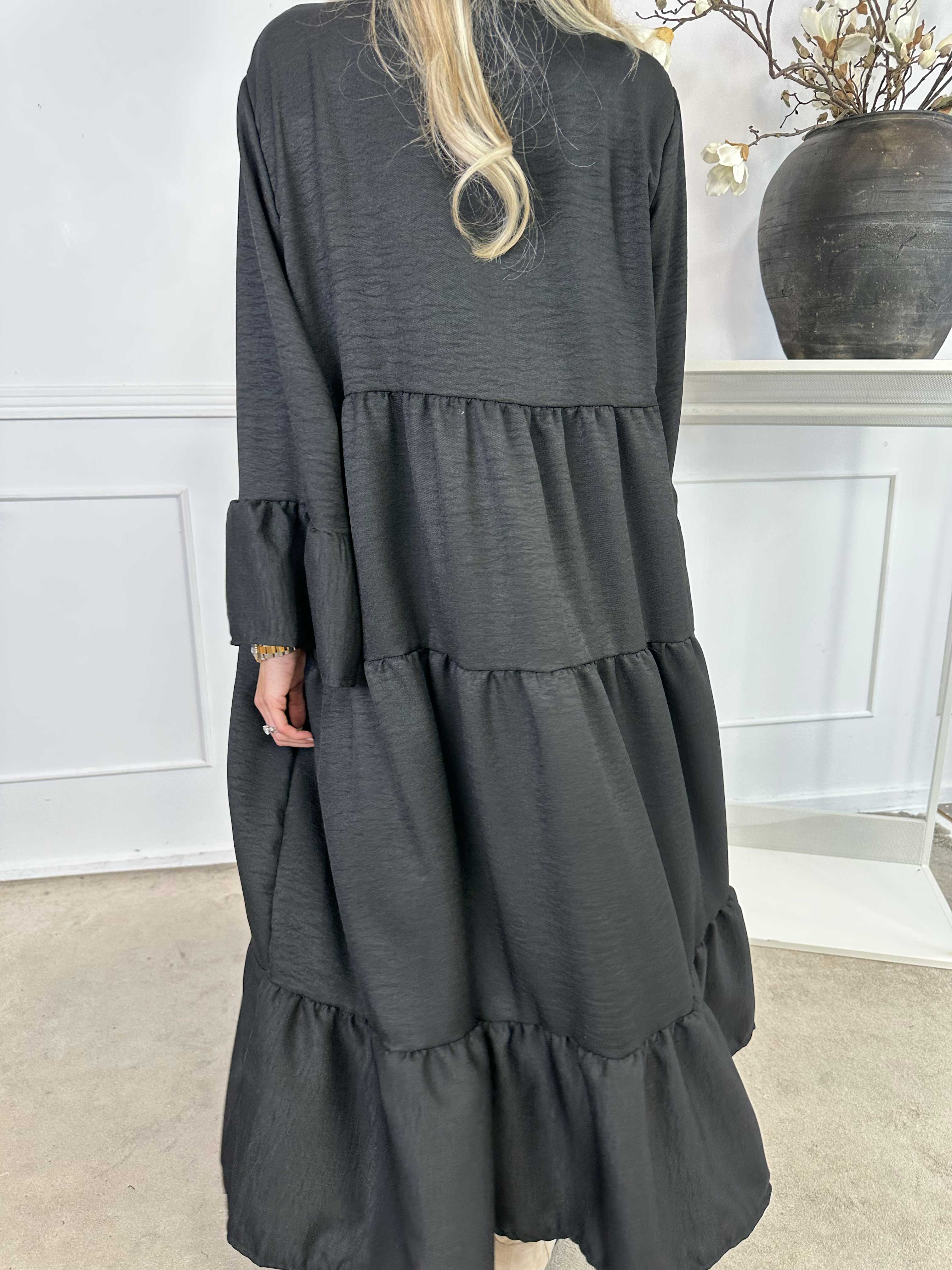 Arjana - Söt klänning med lager i lagerlook och knappar