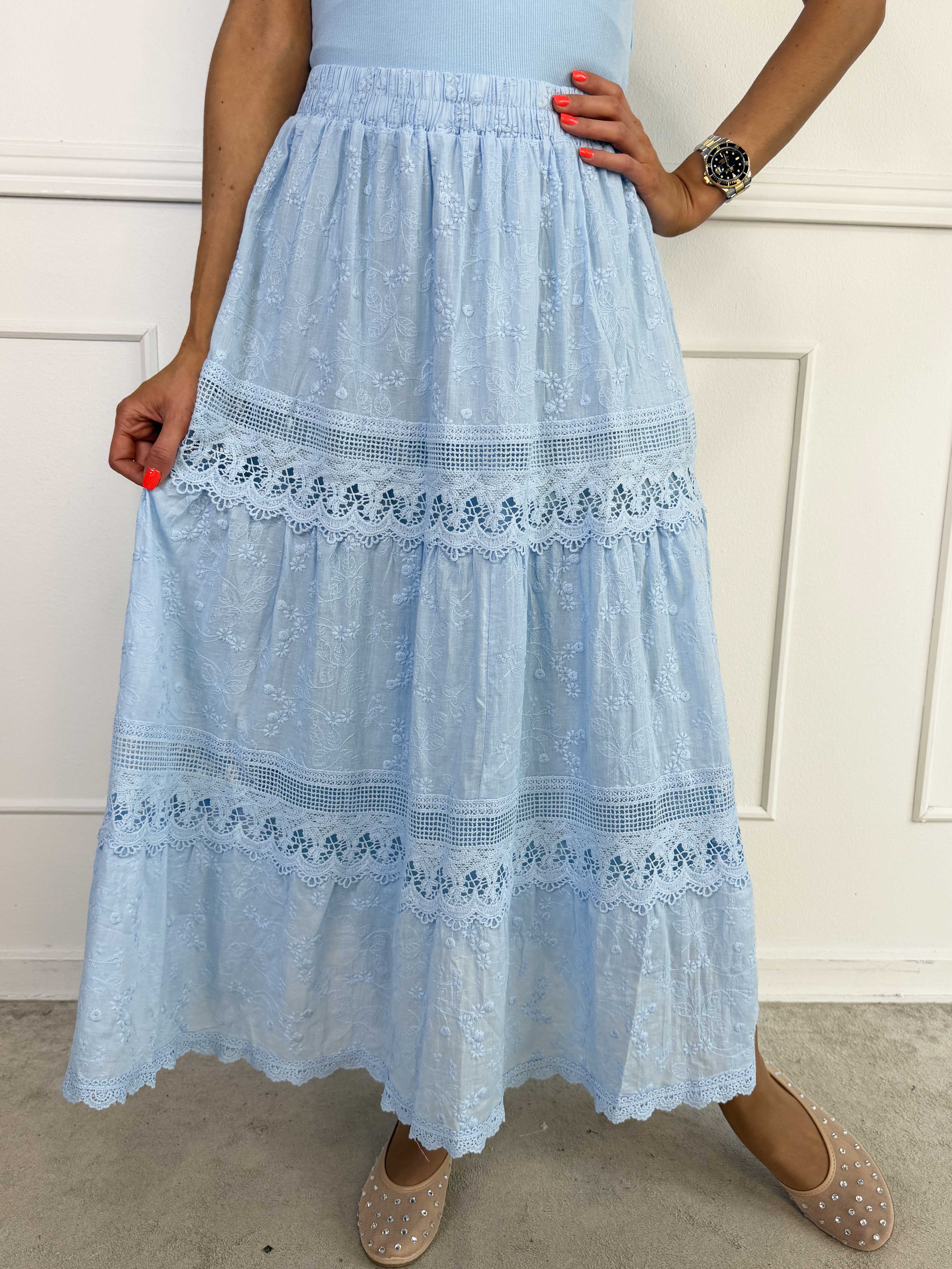 Aspen - Lang nederdel i blød bomuld med broderede detaljer