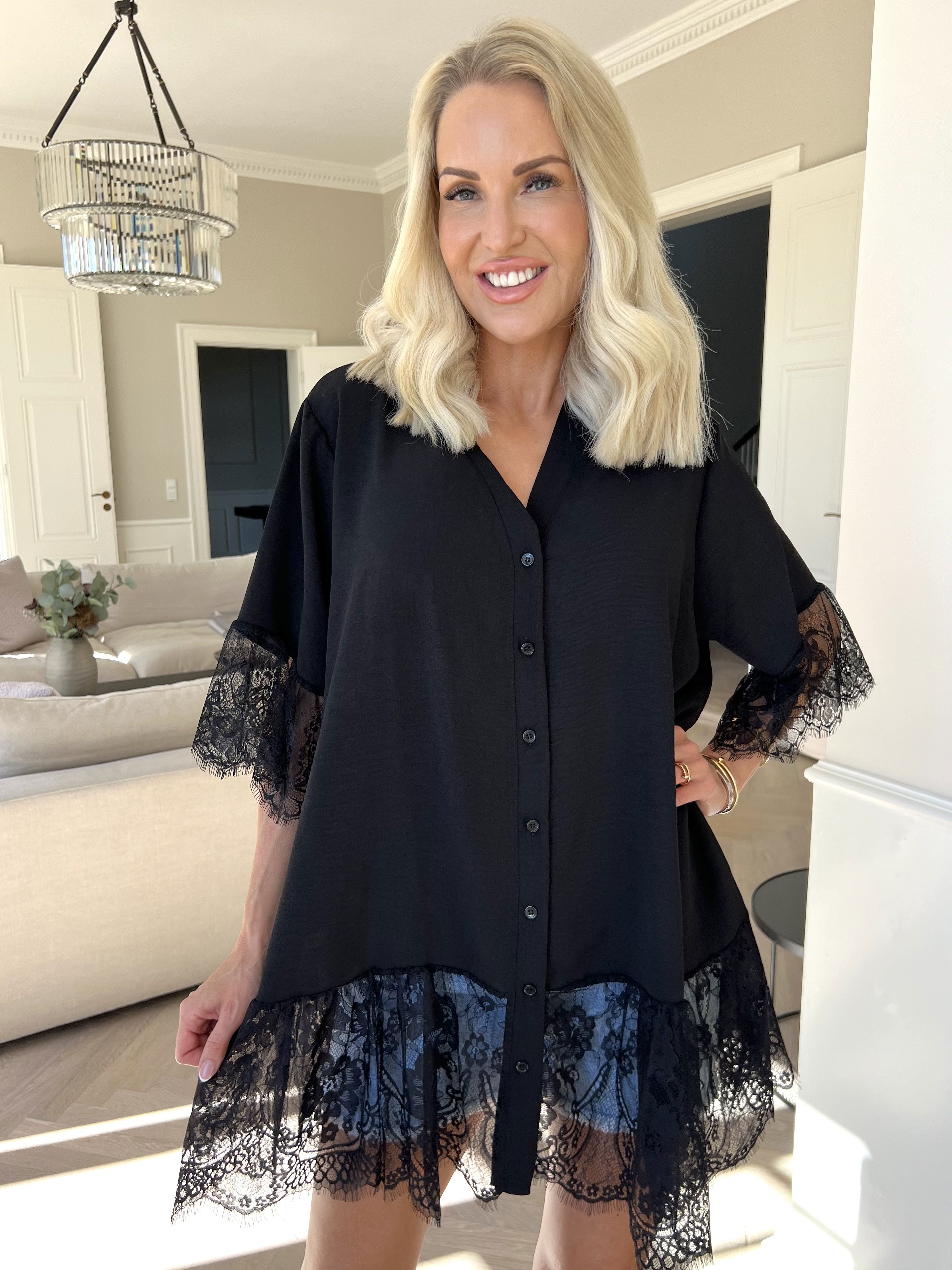 Asta - Söt tunika i viskos med knappar och volangkant