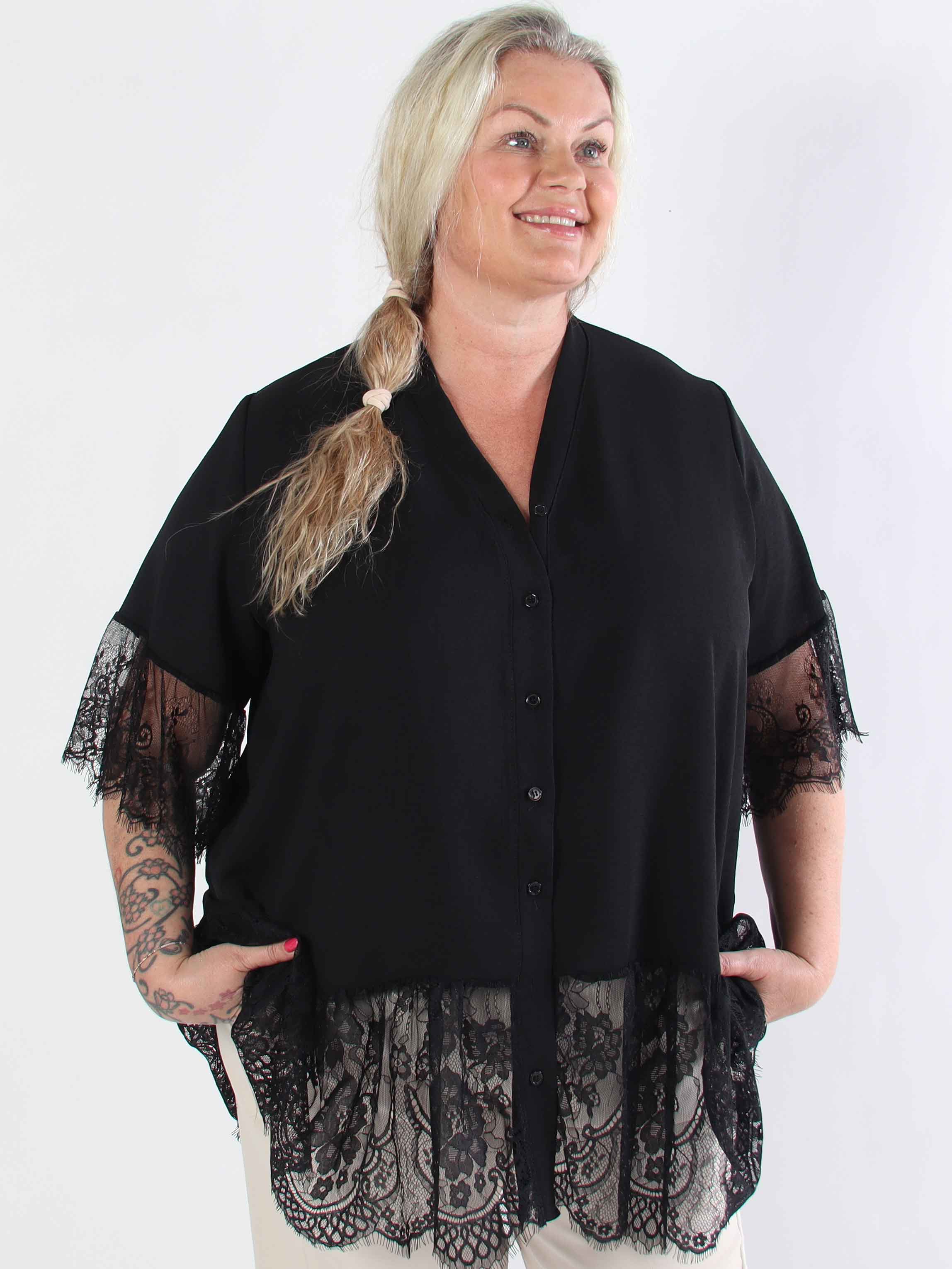 Asta - Plus size-tunika i viskos med knappar och volanger