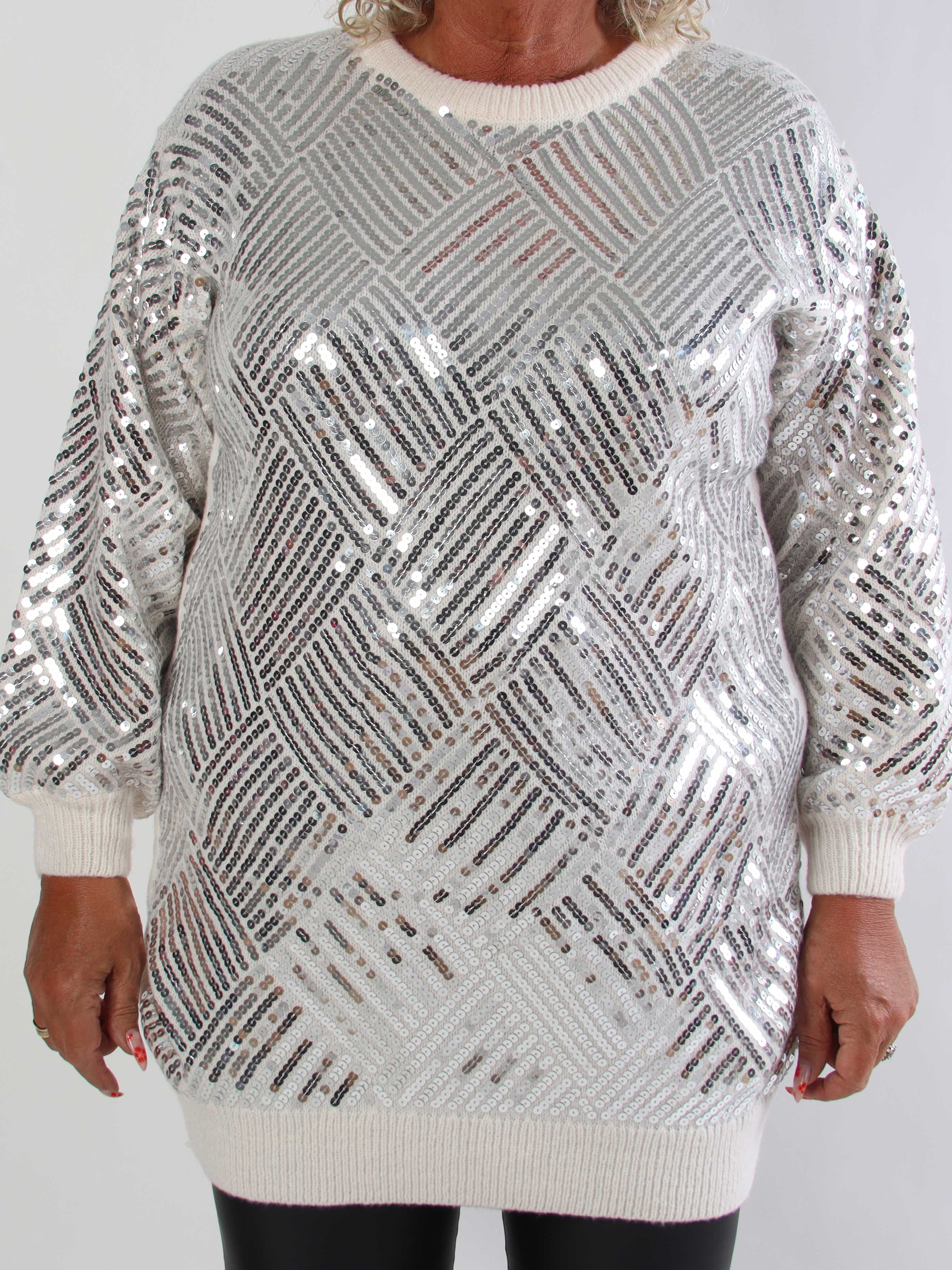 Astoria - Blød plus size strikbluse med fine pailletter på fronten