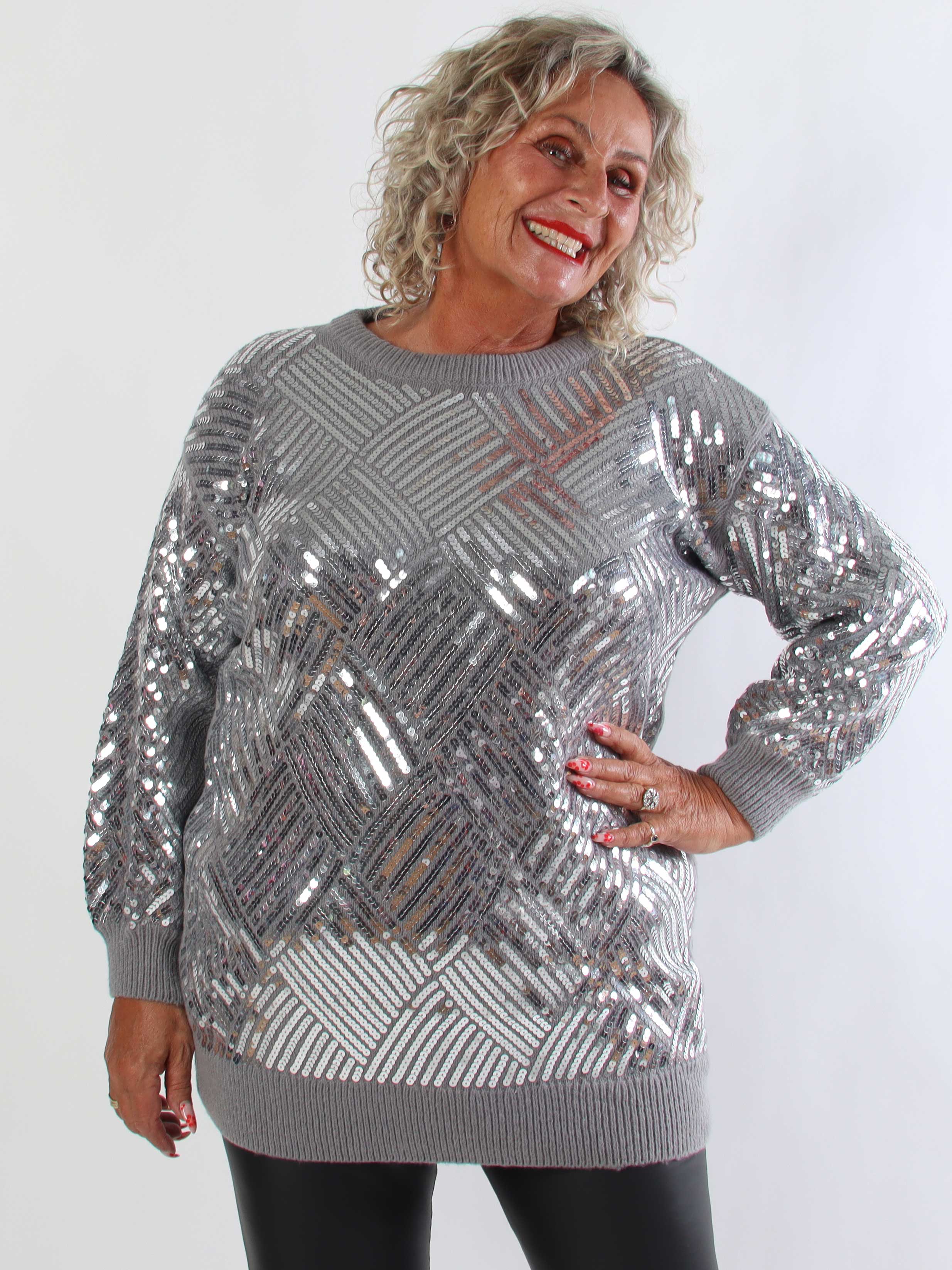Astoria - Blød plus size strikbluse med fine pailletter på fronten
