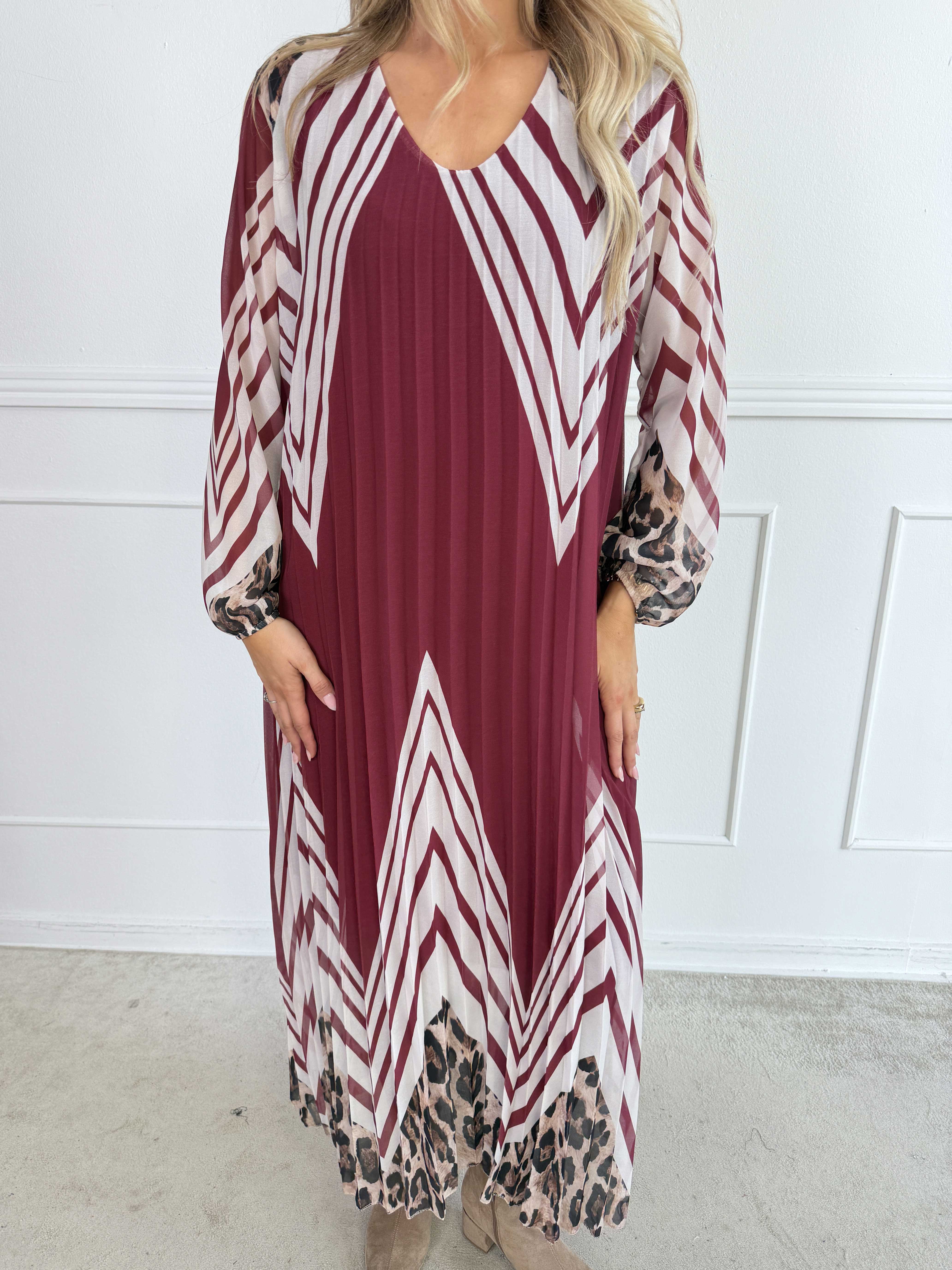 Astrid - Elegant lang plisseret chiffonkjole med smukt print