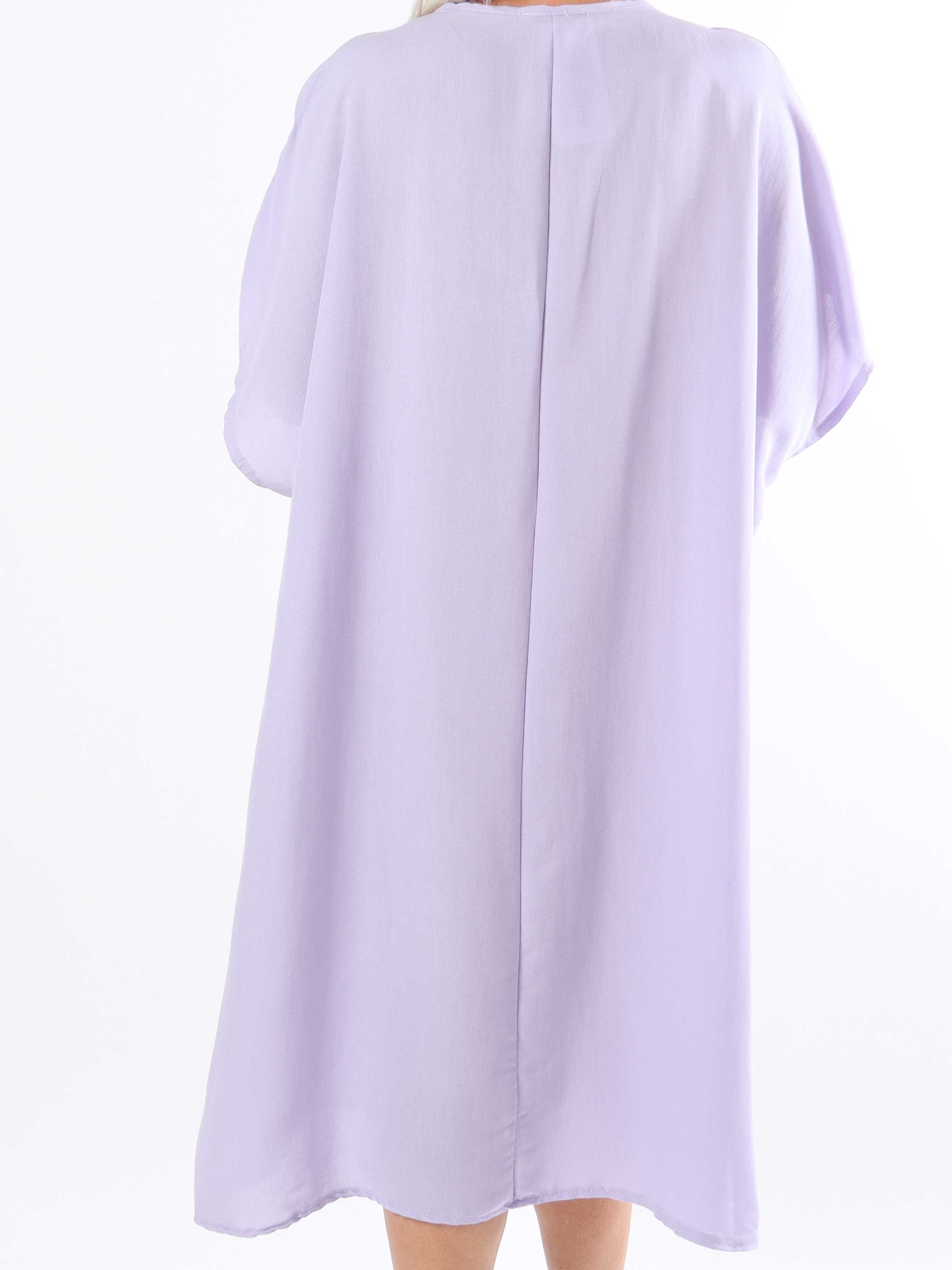 Astrid - Enkel plus size-klänning med v-ringning