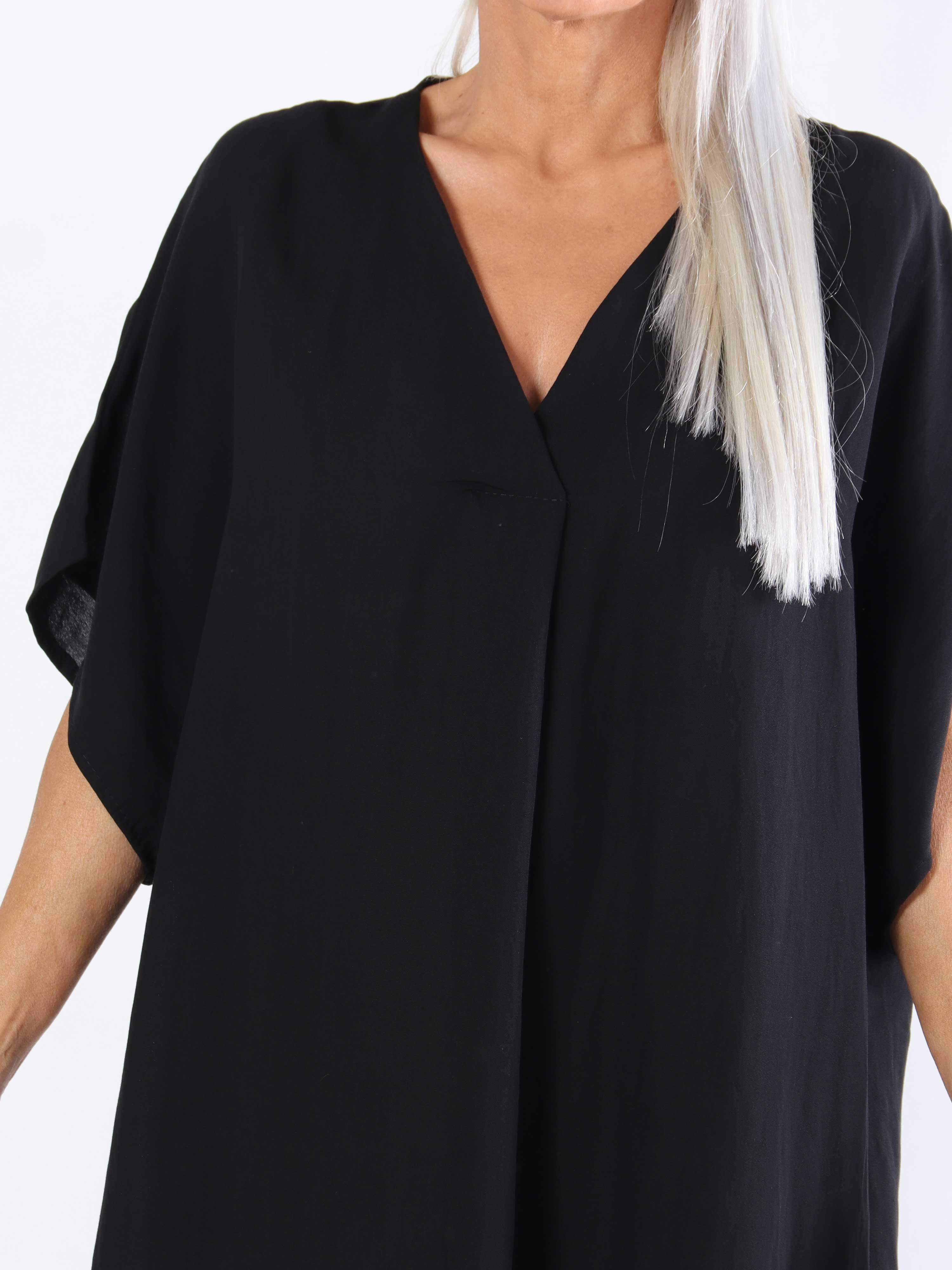 Astrid - Enkel plus size-klänning med v-ringning