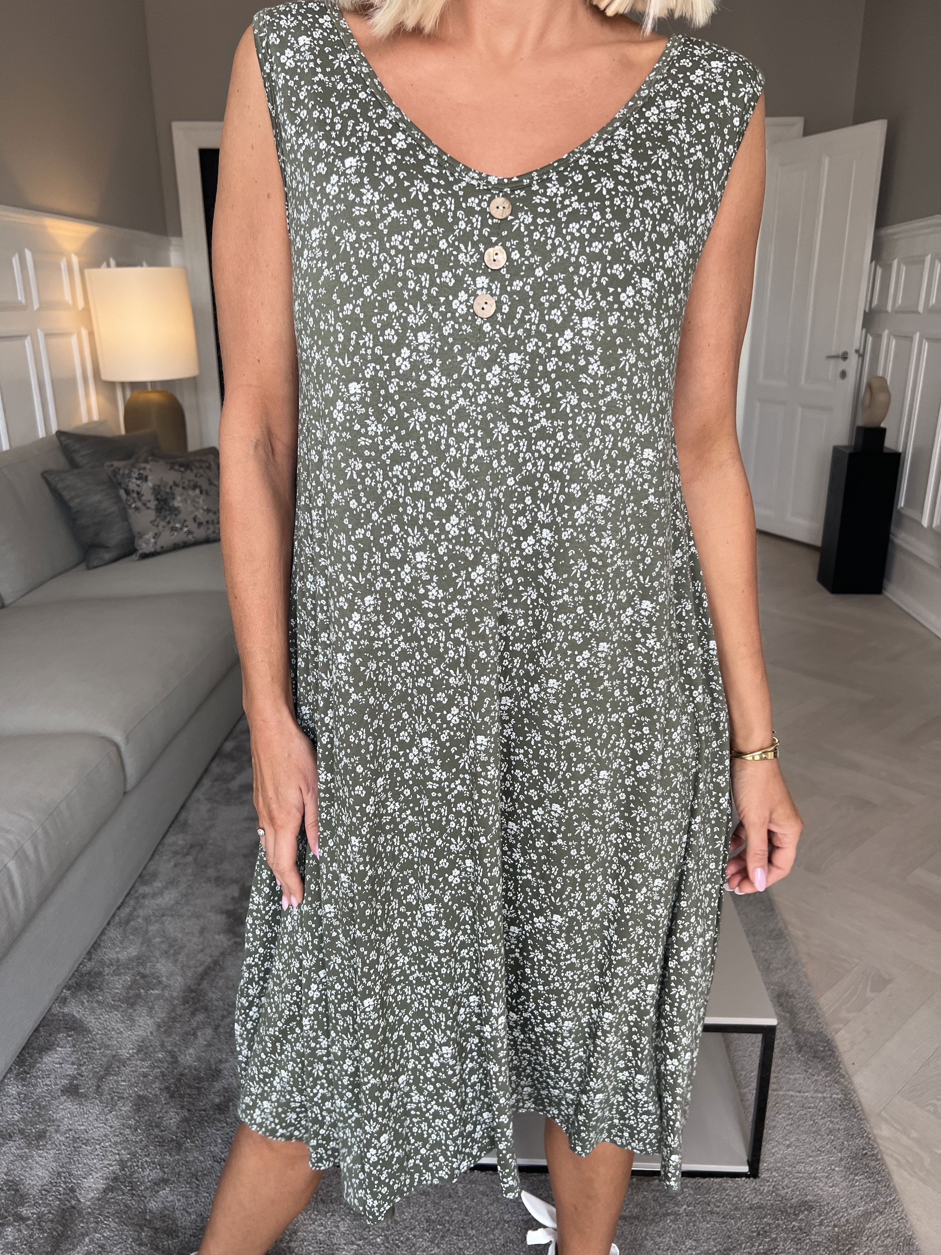 Astrid - Söt sommarklänning i viskos med ett litet blommigt mönster