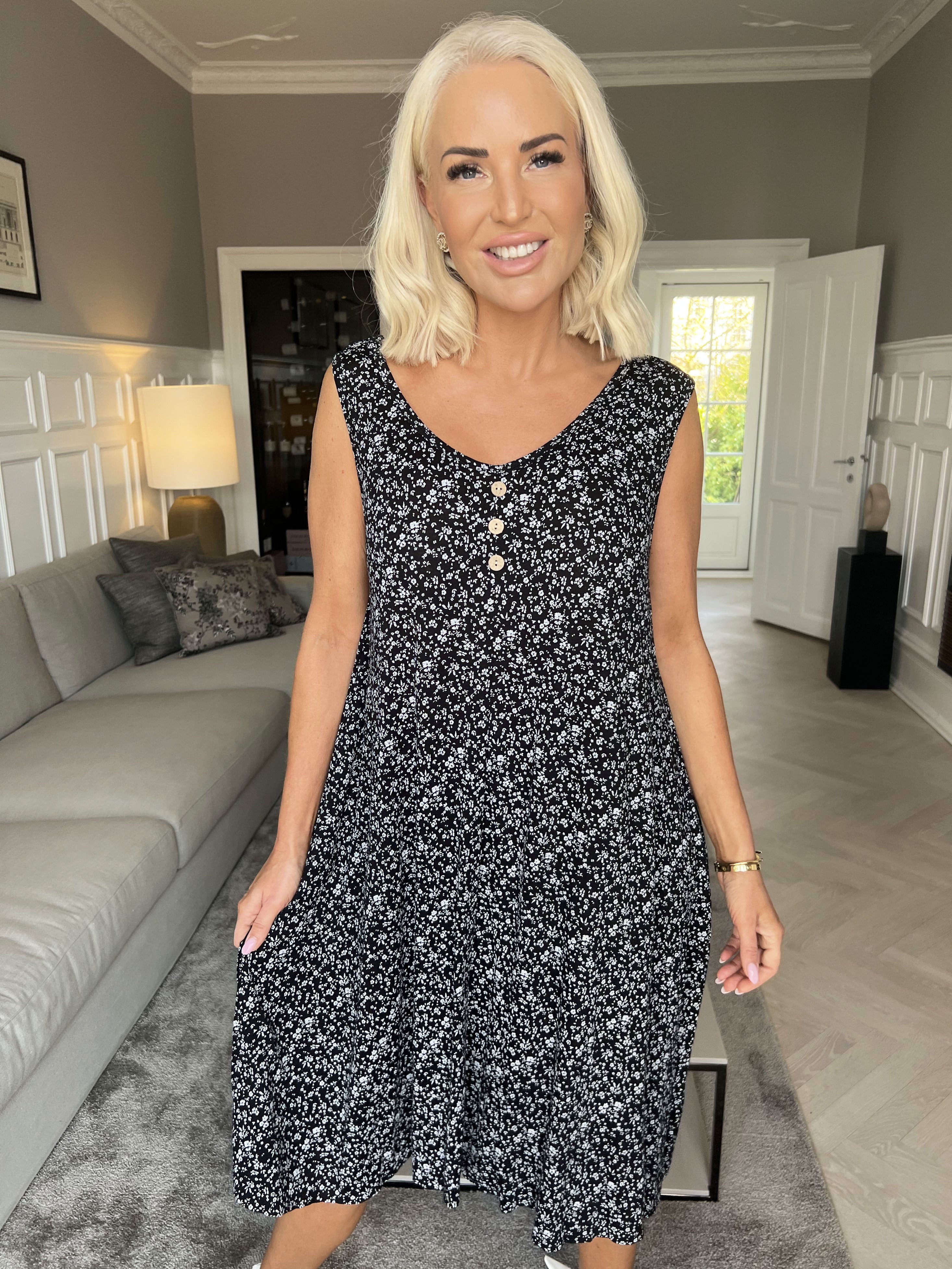 Astrid - Söt sommarklänning i viskos med ett litet blommigt mönster