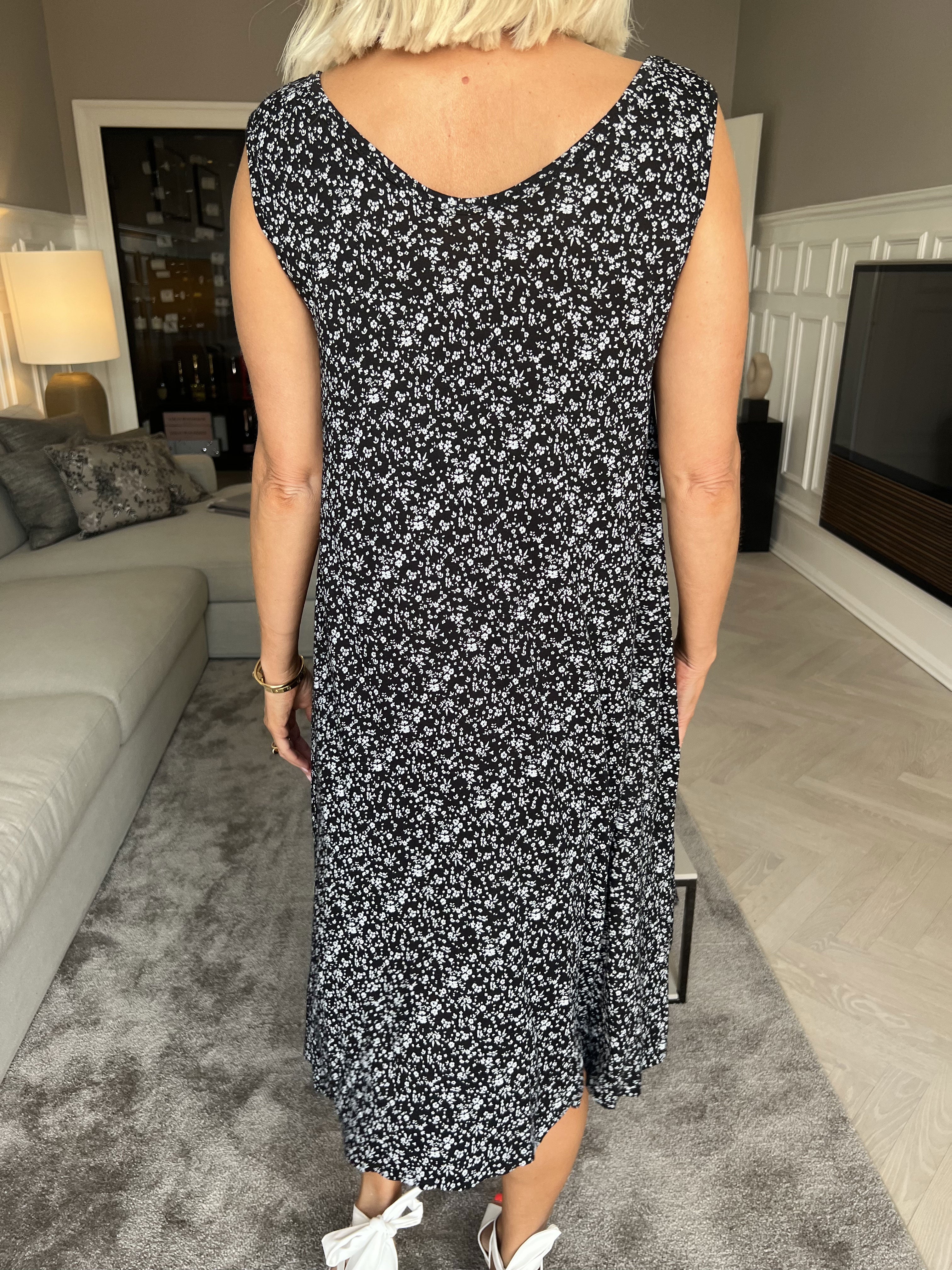 Astrid - Söt sommarklänning i viskos med ett litet blommigt mönster