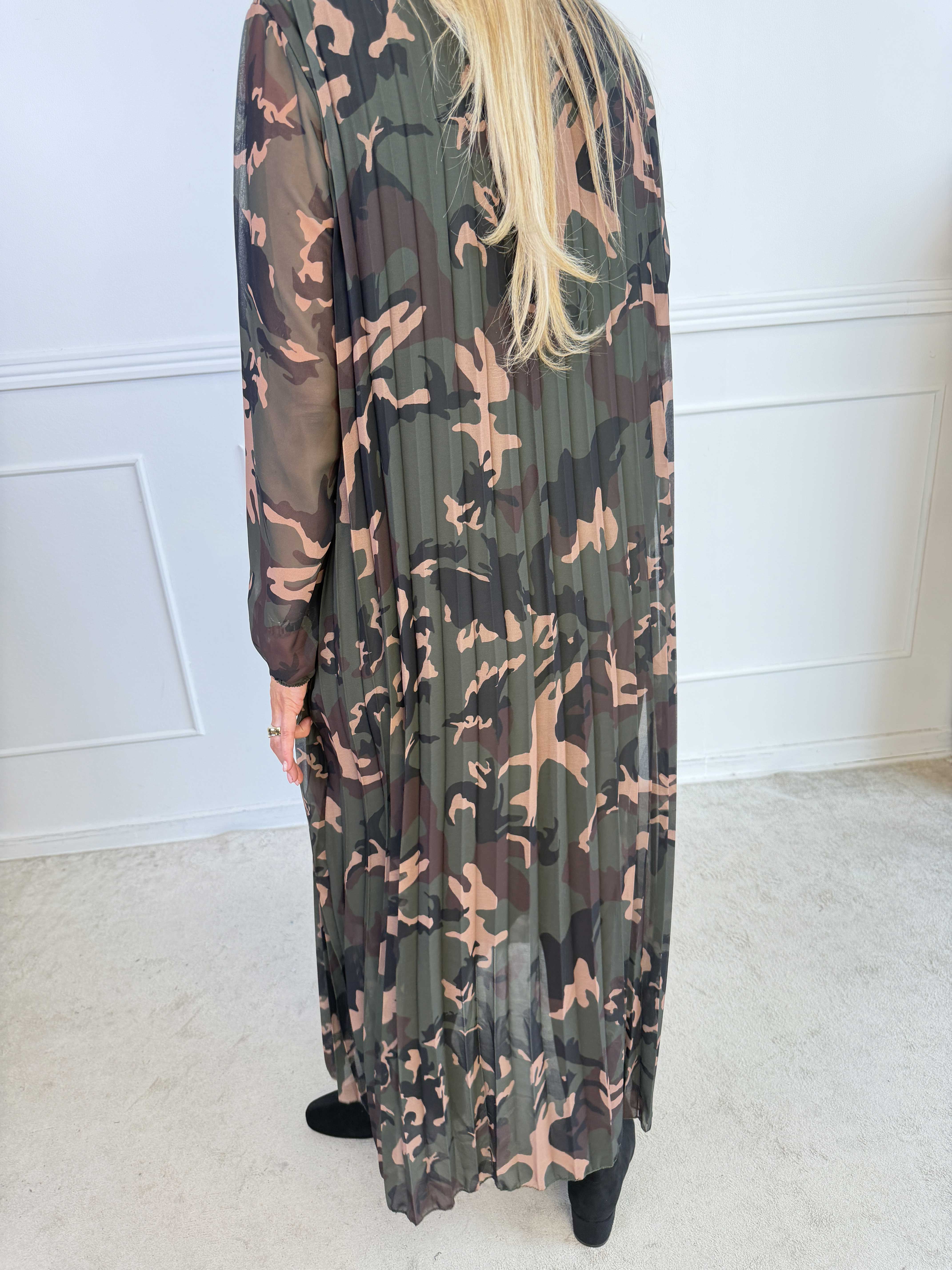 Astrid Print - Elegant lang plisseret chiffonkjole med forskellige smukke prints